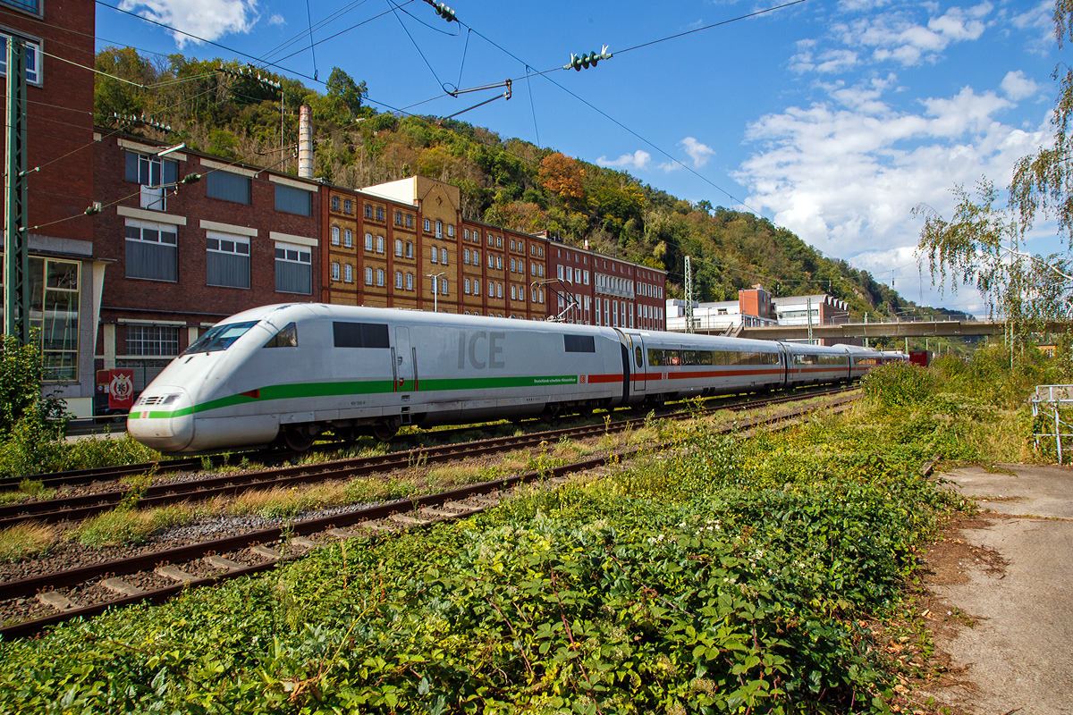 Der ICE 1 – Tz 155 „Rosenheim“, geführt von dem Triebkopf 401 555-8 (93 80 5401 555-8 D-DB) und am Zugschluss 401 055-9 (9 93 80 5401 055-9 D-DB), rauscht am 02.09.2020 auf der Linken Rheinstrecke durch Koblenz-Oberwerth in Richtung Mainz.

Die Triebköpfe haben grünen Zierstreifen mit der Aufschrift  Deutschlands schnellster Klimaschützer .