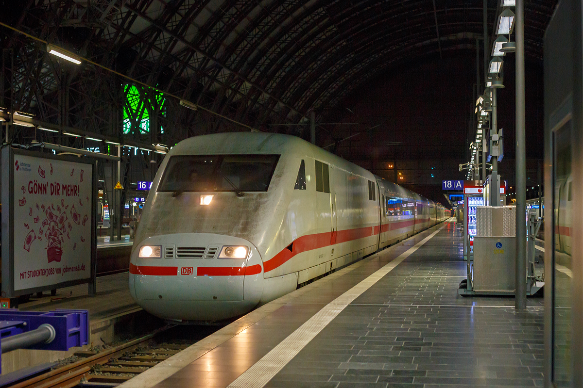 
Der ICE 1 - Tz 113  Frankenthal/Pfalz  (401 513-7 / 401 013-8) fährt am sehr frühen Morgen des 01.11.2019 (1:34 Uhr) in den Hbf Frankfurt am Main ein.