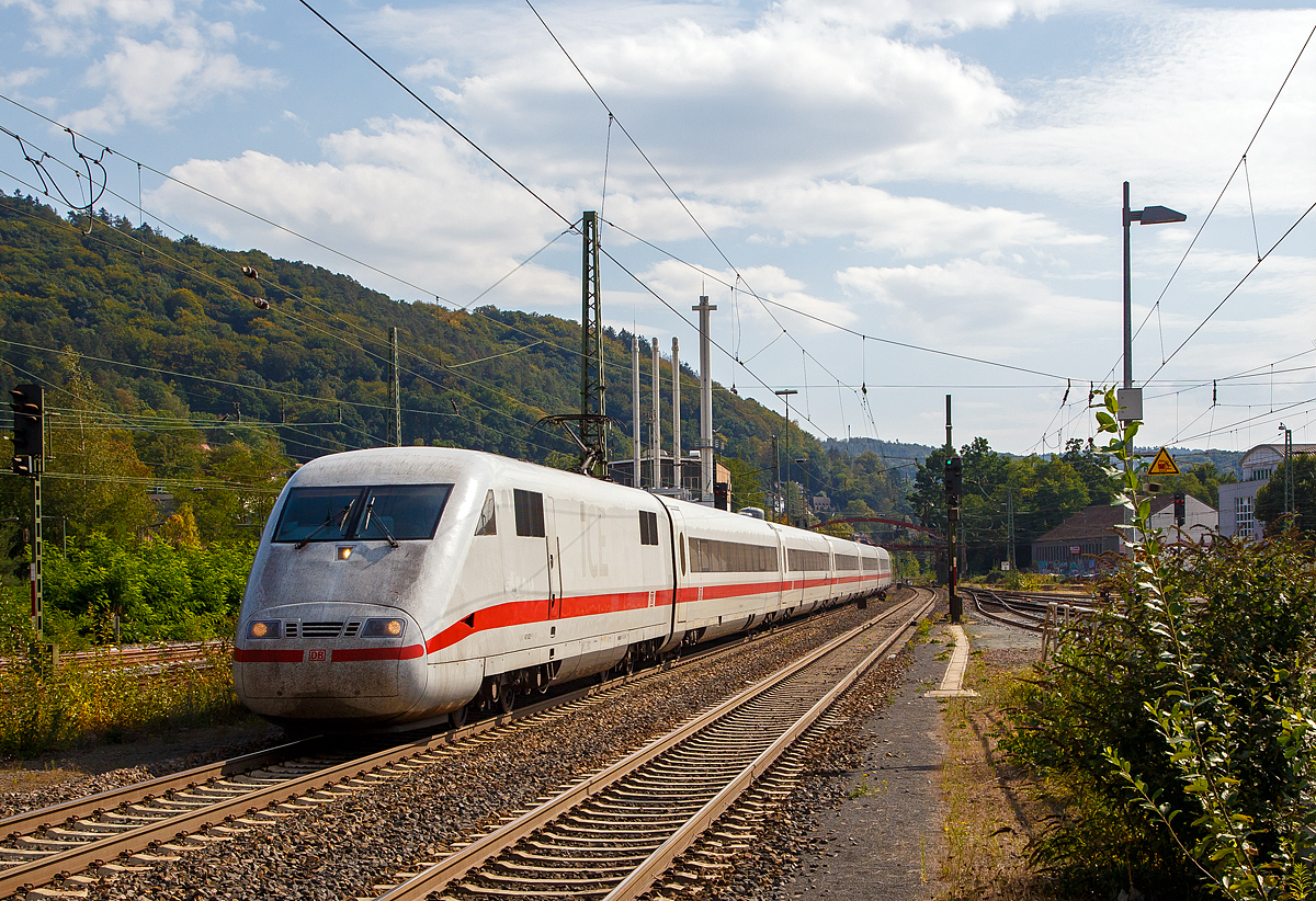 
Der ICE 1 - Tz 102  Jever , mit den Triebköpfen 401 002-1 / 401 502-0, rauscht am 23.09.2020 ohne Halt durch den Bahnhof Marburg (Lahn) in Richtung Kassel. 

Beide Triebköpfe wurden 1989 von Krupp gebaut, der elektrische Teil ist jeweils von AEG. Der Triebkopf 401 002-1 (93 80 5401 002-1 D-DB) unter der Fabriknummer 5611 und der hier im Bild hintere Triebkopf 401 502-0 (93 80 5401 502-0 D-DB) unter der Fabriknummer 5612.