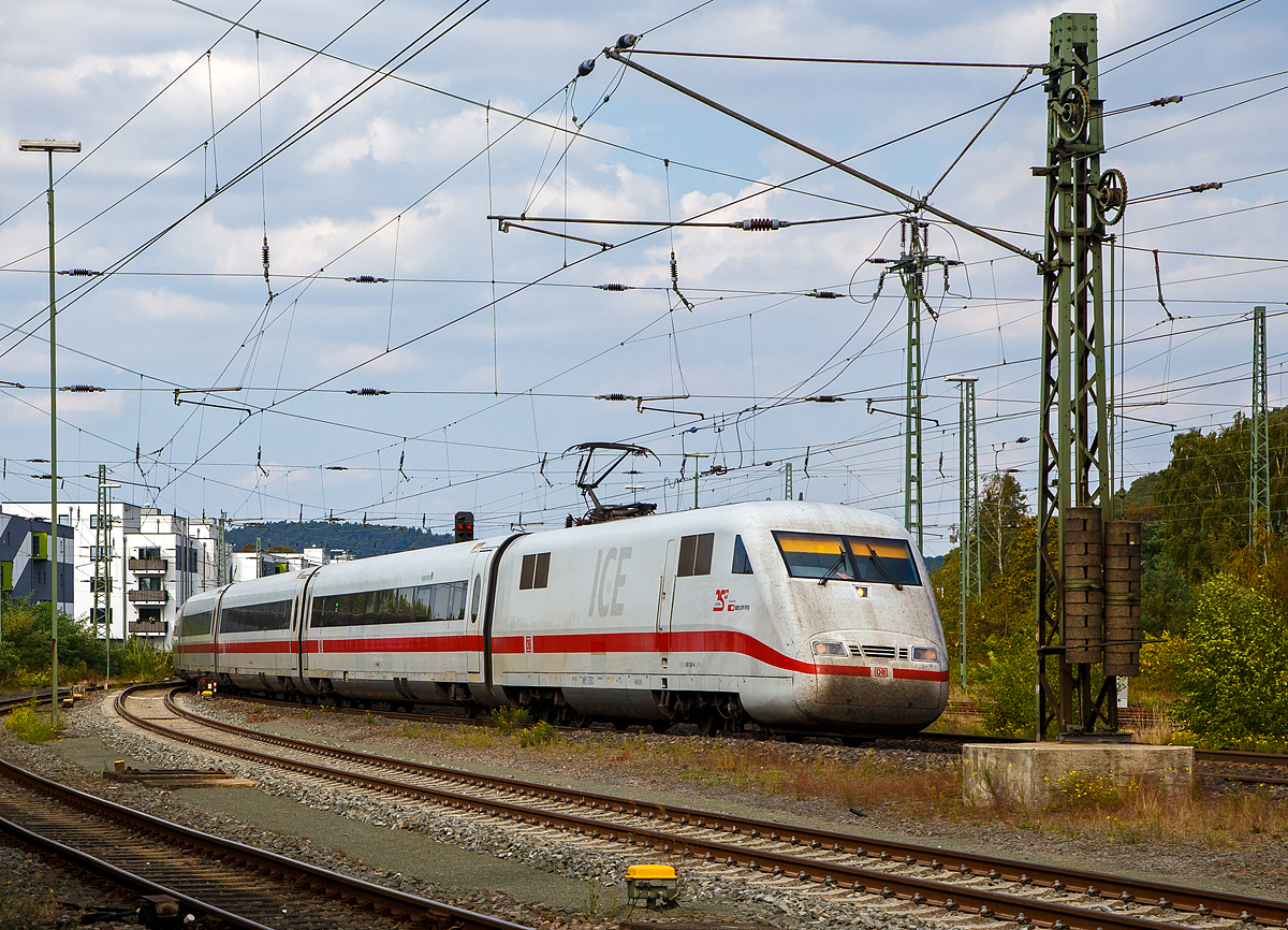 
Der ICE 1 - Tz 177  Rendsburg  (ex  Basel ), hier aber vorne mit dem Triebkopf (93 80 5401 581-4 D-DB vom Tz 181  Interlaken ), rauscht am 23.09.2020 ohne Halt durch den Bahnhof Marburg (Lahn) in Richtung Frankfurt am Main.