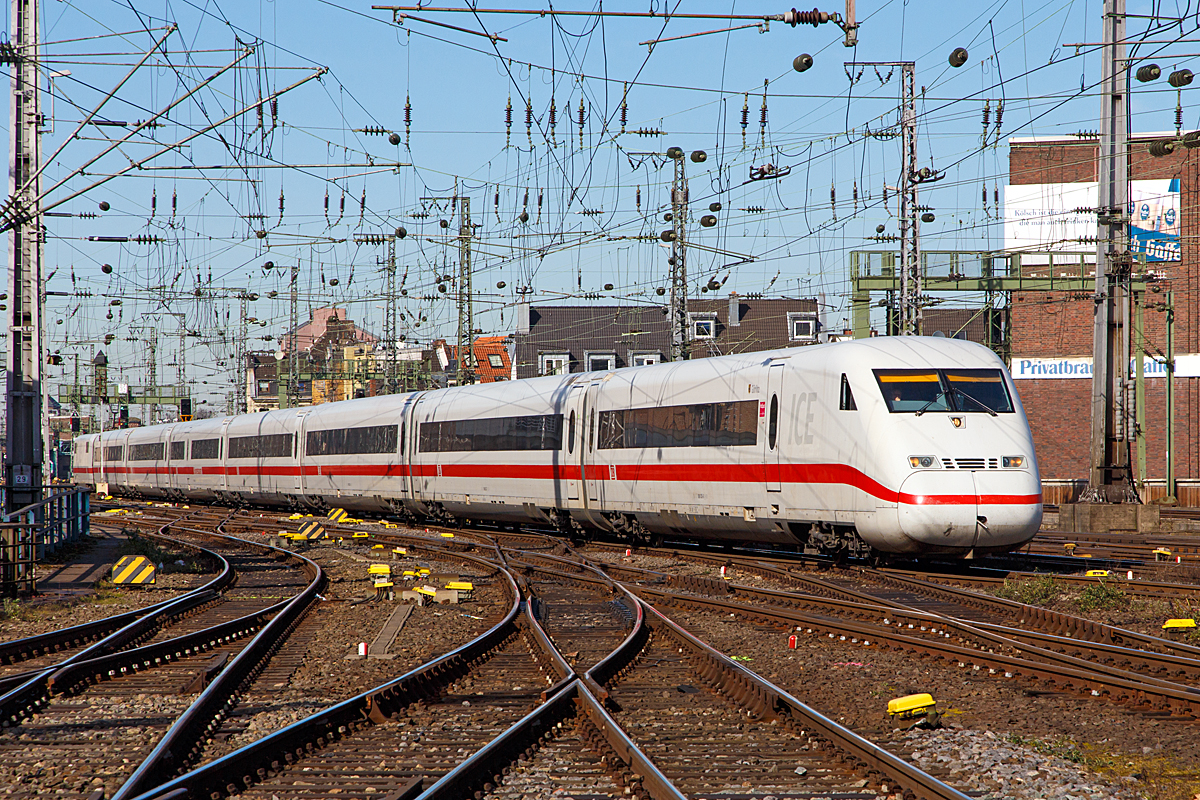 
Der ICE 2   Görlitz   Tz 235 (BR 402) fährt am 08.03.2015 als ICE 941 (Köln Hbf - Dortmund - Hannover - Berlin Hbf) Steuerwagen voraus in den Hauptbahnhof Köln ein. 