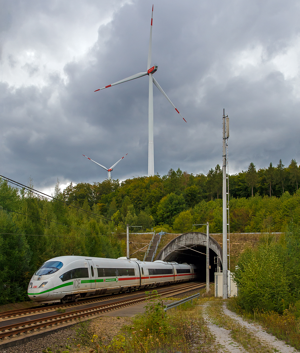 
Der ICE 3 MF - Tz 4682  Köln  (406 082 / 406 582), ex Tz 4609 (406 009 / 406 509), schießt am 29.08.2020 aus dem Südportal vom Tunnel Elzer Berg (1.110 m lang) und fährt auf der Schnellfahrstrecke Köln–Rhein/Main (KBS 472), hier bei km 101,6, in Richtung Frankfurt/Main.

Als ICE 3MF („MF“ für Mehrsystem Frankreich) verkehrten von 2007 bis 2016 sechs für den Frankreich-Verkehr umgebaute ICE 3M zwischen Frankfurt und Paris. Sie erreichten dabei auf der LGV Est eine Geschwindigkeit von 320 km/h, die höchste von einem ICE-Triebzug im planmäßigen Reisezugverkehr erreichte Geschwindigkeit.

Seit der Verfügbarkeit der Baureihe 407 (Siemens Velaro D) für den Frankreichverkehr im Jahre 2016 wurden die ICE 3MF mit ETCS-Zugsicherungseinrichtungen für Fahrten nach Belgien und in die Niederlande umgerüstet. Bei dieser Modernisierung wurde u. a. aus Platzmangel das französische TVM durch den ETCS-Fahrzeugrechner ersetzt, ohne jedoch TVM als STM anzuschließen. Damit verloren sie automatisch auch ihre bisherige Zulassung für Frankreich. 

Für den Verkehr nach Frankreich kommen seitdem ausschließlich Triebfahrzeuge der Baureihe 407 (Velaro D) zum Einsatz und die Version ICE 3MF ist so Geschichte.

Der Tz 4682  Köln  hat heute die Zulassungen für Belgien und die Niederlande.
