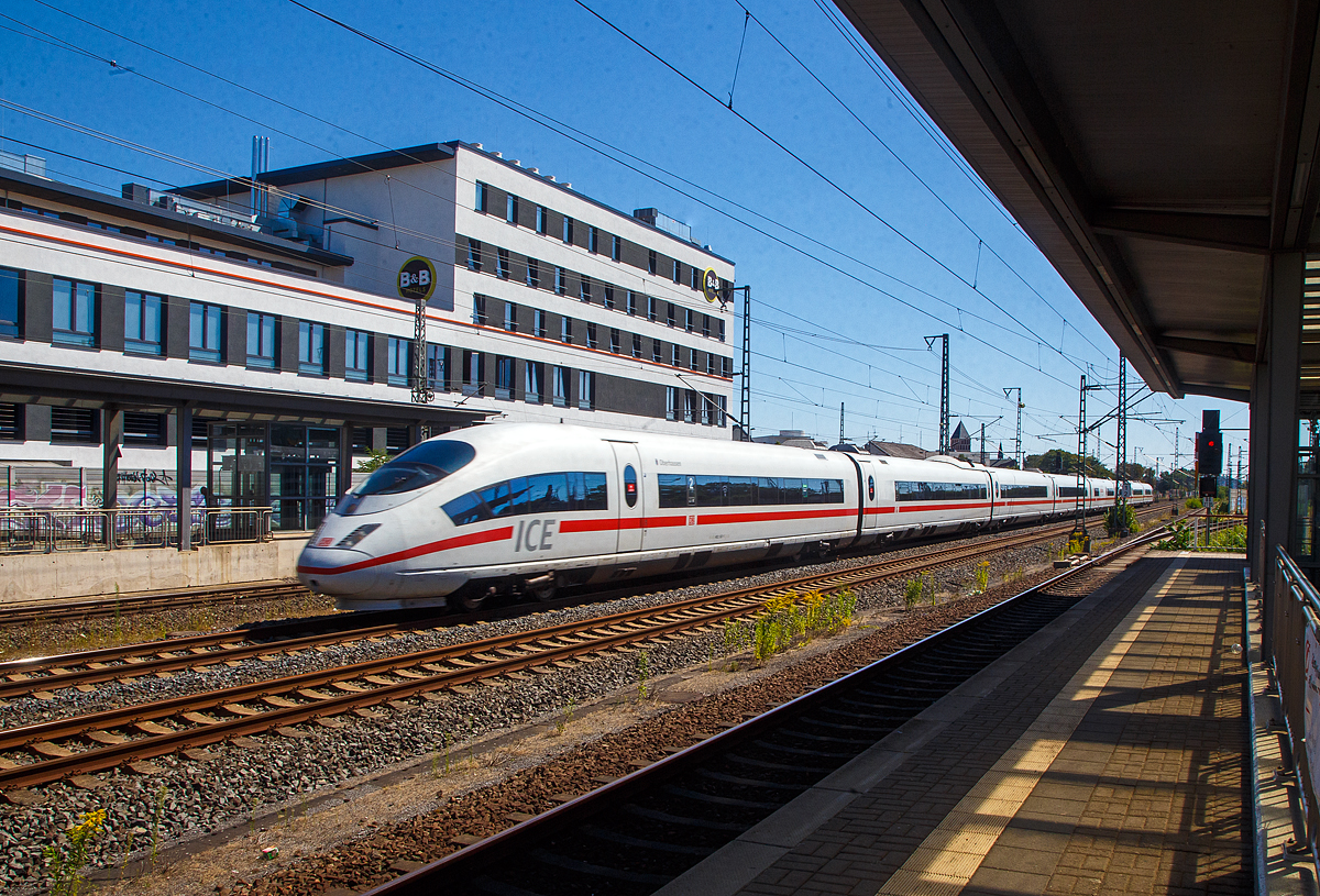 Der ICE 3  Oberhausen   Tz 307 rauscht am 12.08.2022 durch den Bahnhof Siegburg/Bonn in Richtung Köln.