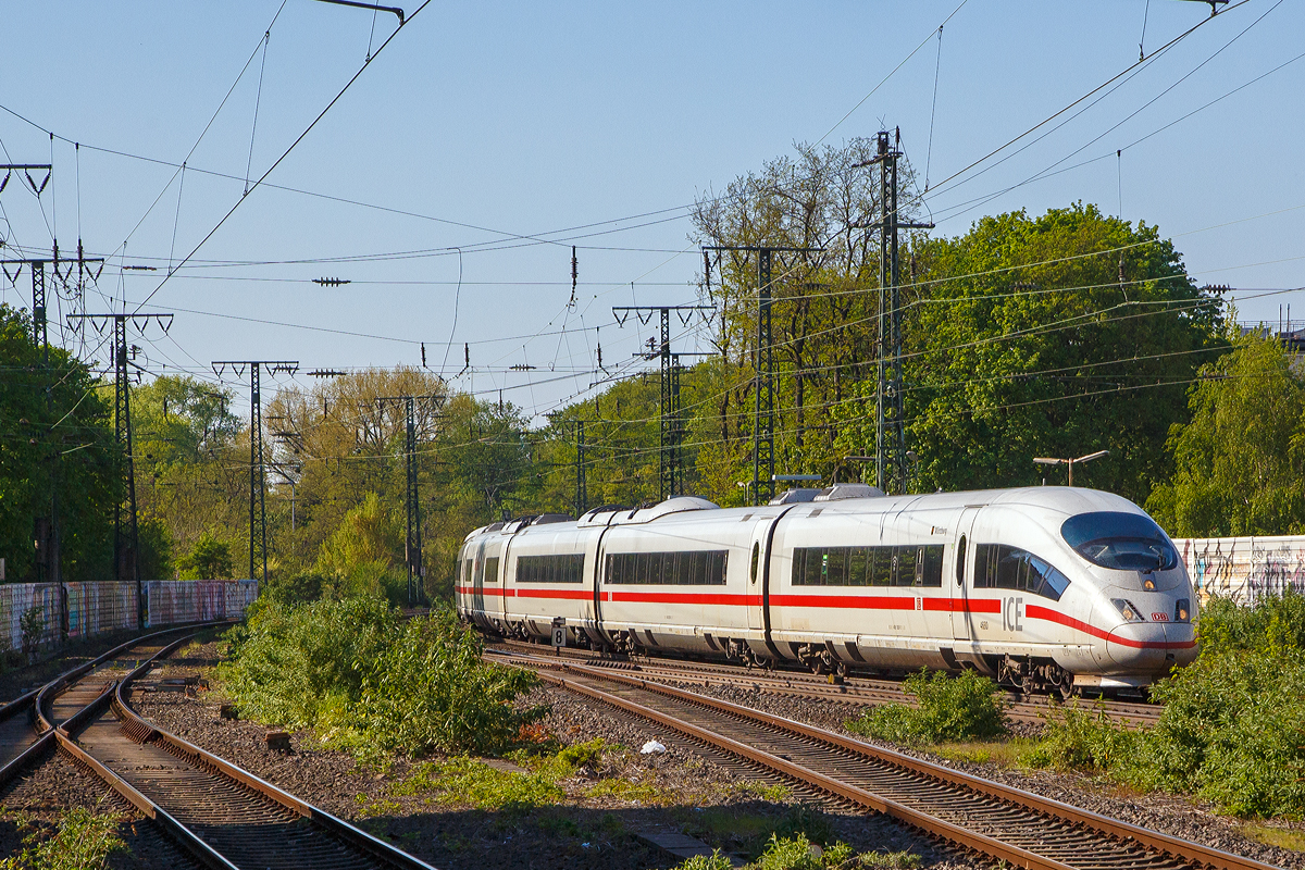 
Der ICE 3M (ex MF) - Tz 4680  Würzburg  (406 080 / 406 580), ehemals Tz 4605 (406 005 / 406 505), fährt  am 21.04.2019 (Ostersonntag) als Umleiter durch den Bahnhof Köln Süd in Richtung Südbrücke.

Als ICE 3MF („MF“ für Mehrsystem Frankreich) verkehrten von 2007 bis 2016 sechs für den Frankreich-Verkehr umgebaute ICE 3M zwischen Frankfurt und Paris. Sie erreichten dabei auf der LGV Est eine Geschwindigkeit von 320 km/h, die höchste von einem ICE-Triebzug im planmäßigen Reisezugverkehr erreichte Geschwindigkeit. 

Der Umbau von sechs bisher bei der Deutschen Bahn im Fahrgastbetrieb laufenden ICE-3M-Garnituren zum ICE 3MF wurde im Herbst 2007 abgeschlossen. Für den Einsatz auf dem Streckennetz in Frankreich wurden die Triebzüge 4605, 4606, 4608, 4609, 4612 und 4613 umgerüstet und anschließend in die Nummern 4680, 4683, 4681, 4682, 4684 und 4685 umgezeichnet.

Um Schäden durch Schotterflug bei hohen Geschwindigkeiten zu vermeiden, werden die Züge im Rahmen der Frankreich-Umrüstung aerodynamisch optimiert. An kritischen Stellen – im Bereich der Wagenübergänge, dem Übergang vom Drehgestell zur Wagenmitte sowie unterhalb der angetriebenen Drehgestelle – wurden dabei Luftleitbleche und Kunststoffabdeckungen nachgerüstet. Diese sollen kritische empfindliche Komponenten (Antrieb, Getriebe, Kabelpeitschen) schützen und tornado-ähnliche Luftdruck-Verwirbelungen Richtung Schotterbett vermeiden.

Aufgrund vieler Unterschiede in Technik und Philosophie zwischen dem deutschen und dem französischen Eisenbahnsystem gab es zahlreiche Probleme bei der Zulassung der Züge in Frankreich. Die Tests zogen sich über sechs Jahre beziehungsweise über 120.000 km Testfahrten hin. Das Zulassungsverfahren hatte bis Herbst 2005 insgesamt 28 Millionen Euro gekostet, davon über eine Million Euro Übersetzungskosten. In den Kosten von 28 Millionen Euro sind auch Maßnahmen für die Belgien-Zulassung enthalten. Zwischen den ersten Studien und der Zulassung lagen damit 14 Jahre. Insgesamt legten die beiden ICE-3-Triebzüge während der Testfahrten mehr als 100.000 Kilometer zurück.

Aus Kostengründen wurde auf eine Zulassung für das französische 1,5-kV-Netz, trotz entsprechender Ausrüstung der Triebzüge, ebenso verzichtet, wie auf eine Zulassung für den Betrieb in Doppeltraktion in Frankreich. 

Seit der Verfügbarkeit der Baureihe 407 (Siemens Velaro D) für den Frankreichverkehr im Jahre 2016 wurden die ICE 3MF mit ETCS-Zugsicherungseinrichtungen für Fahrten nach Belgien und in die Niederlande umgerüstet. Bei dieser Modernisierung wurde u. a. aus Platzmangel das französische TVM durch den ETCS-Fahrzeugrechner ersetzt, ohne jedoch TVM als STM anzuschließen. Damit verloren sie automatisch auch ihre bisherige Zulassung für Frankreich. 

Für den Verkehr nach Frankreich kommen seitdem ausschließlich Triebfahrzeuge der Baureihe 407 (Velaro D) zum Einsatz und die Version ICE 3MF ist so Geschichte.
