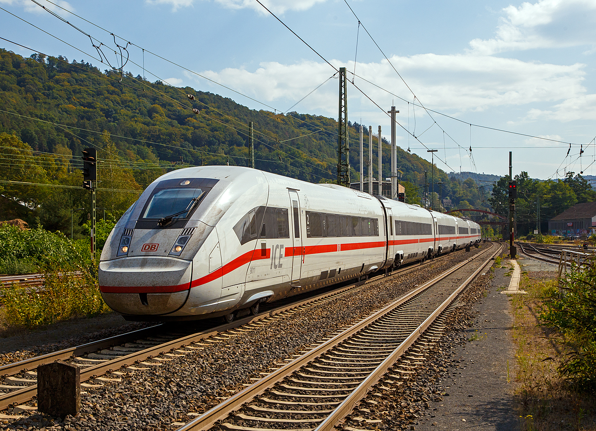 
Der ICE 4  - Tz 9011 (BR 412 / 812) rauscht am 23.09.2020 durch den Bahnhof Marburg (Lahn) in Richtung Kassel.
