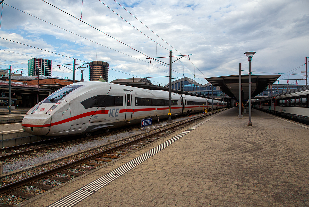Der ICE 4 - Tz 9040 (BR 412 / 812) von Hamburg-Altona nach Zürich HB erreicht am 09.09.2021 Basel SBB.