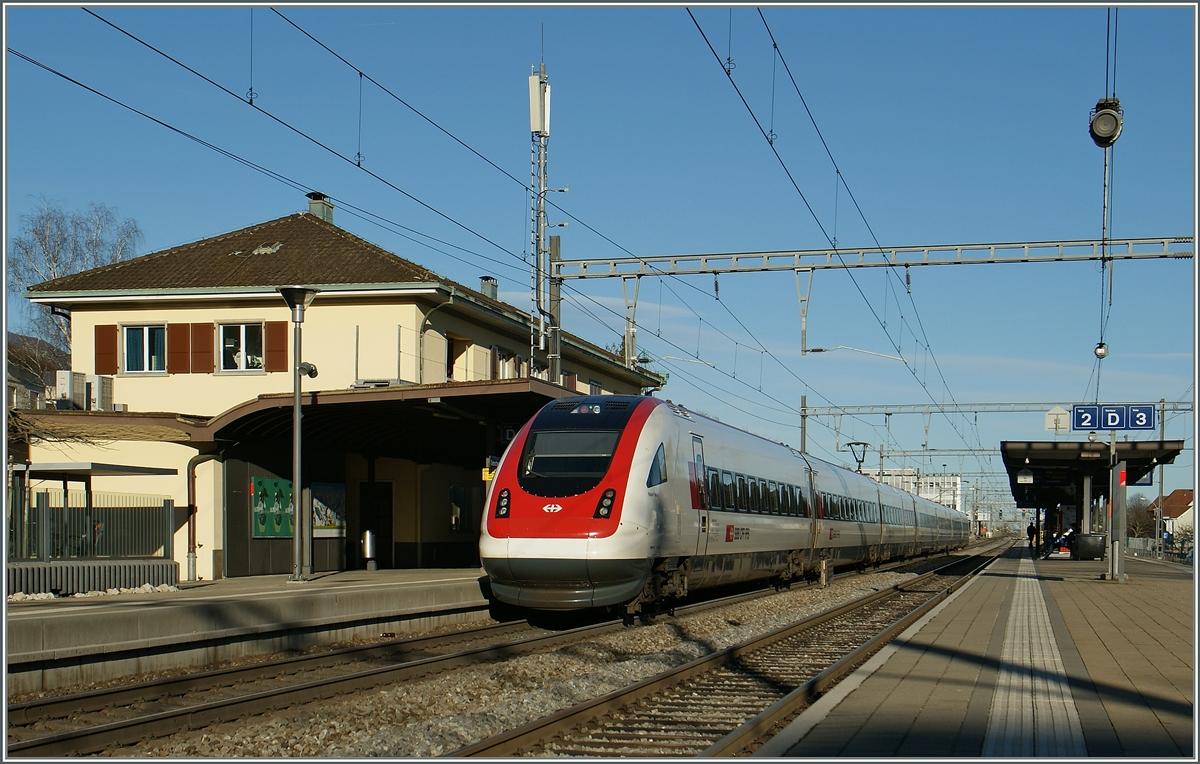 Der ICN 1532 von Lausanne nach St. Gallen beim Halt in Grenchen Süd.
22. Feb. 2016