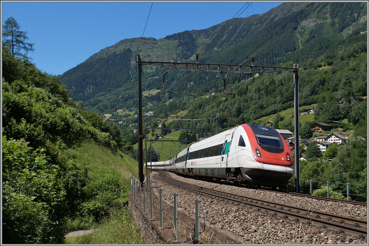 Der ICN 671 von Basel nach Lugano kurz vor Rodi Fiesso. 
