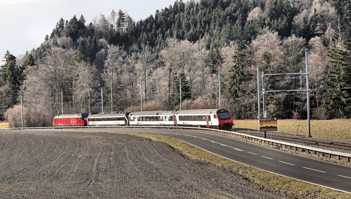 Der Infrastruktur Diagnosezug mit XTmass 160 001 kommt, gestossen von der Re 460 014, die Steilrampe von der Schwarzwasserbrücke her nach Mittelhäusern herauf, Bern-Schwarzenburg Linie. 22.Januar 2022  