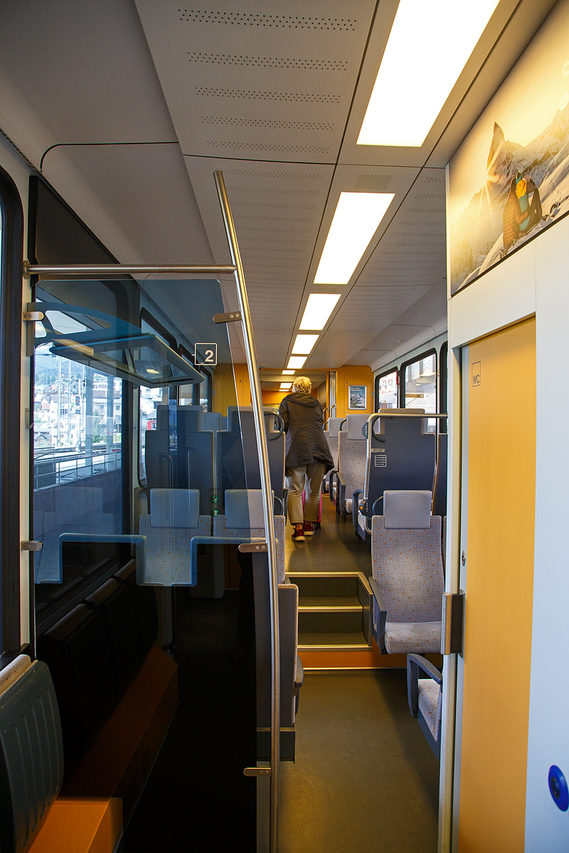 Der Innenraum / Interieur des Stadler Niederflur-Gelenksteuerwagen MGB ABt 2131, hier am 07.09.2021 im Bahnhof Disentis/Mustr. Diese Wagen sind passende Gelenksteuerwagen zu den Stadler Niederflur-Panoramatriebzgen „KOMET“ MGB ABDeh 4/8 bzw. ABDeh 4/10.