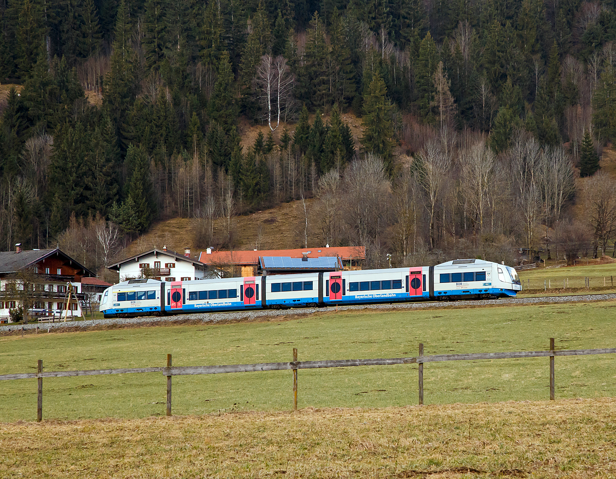
Der Integral S5D95 - VT 117   Warngau   (95 80 0609 117-6 D-BOBY) der Bayerische Oberlandbahn GmbH (BOB) erreicht am 28.12.2016 bald die Station Bayrischzell-Osterhofen (Oberbay).
Der Integral wurde 1998 von der Integral Verkehrstechnik AG in Jenbach (Tirol) unter der Fabriknummer J3155-17 für die BOB gebaut.

Der Integral S5D95 ist ein Nahverkehrszug, der Hersteller Integral Verkehrstechnik AG in Jenbach (Österreich),  bot ursprünglich eine Produktpalette bestehend aus Triebwagen in verschiedenen Längen und mit verschiedenen Antriebsvarianten (Diesel und elektrisch) an. Durch das Modulkonzept war es möglich, sich nicht nur antriebstechnisch, sondern auch fahrzeugtechnisch den Anforderungen der verschiedenen Verkehrsgesellschaften anzupassen. Es gab Trieb- und Laufwagen und fahrwerkslose Sänften. Der Konzeptentwurf enthielt bis zu elfgliedrige ein- und doppelstöckige Fahrzeuge. Gebaut wurden jedoch nur 17 fünfgliedrige Dieseltriebwagen des Typs S5 D95 für die Bayerische Oberlandbahn (BOB).

Der Integral S5D95 hatte erhebliche Startschwierigkeiten die wohl Ende 2001 die Stilllegung der Produktion der Integral Verkehrstechnik AG in Jenbach zur Folge hatte. Heute bewältigen die 17 Integral S5D95 der BOB täglich ein Aufkommen von über 12.000 Fahrgästen, ca. 3,1 Millionen Fahrzeugkilometern und 60.000 Kupplungsvorgängen im Jahr.

Der Integral ist für schnelles Kuppeln und Flügeln konzipiert und ist ein modernes Dieseltriebfahrzeug. Die BOB verwendet 17 fünfteilige Integrale, bestehend aus zwei Triebköpfen an den Spitzen des Zuges, einem Laufwagen in der Mitte sowie zwei Fahrgastzellen. Er hat automatische Mittelpufferkupplung als Voraussetzung für das Kuppel- und Flügelprinzip. Eine technische Neuerung ist das „virtuelle Drehgestell“. Anstelle herkömmlicher Drehgestelle besitzt der Integral ein aktives Fahrwerk, bei dem in jedem Laufwerksmodul ein Paar luftgefederter Radsätze ein virtuelles Drehgestell bilden und entsprechend dem Knickwinkel der beiden Wagenkästen passend zum aktuellen Kurvenradius radial hydraulisch automatisch verstellt werden. Damit wird der Verschleiß an Rädern und Schienen minimiert und die Laufruhe maximiert. Das Zweirichtungsfahrzeug besitzt an beiden Enden des Zuges einen Führerstand, von dem aus der Zug gefahren werden kann. Konzipiert wurde er als ein Baukastensystem. Trieb-, Laufwagen sowie Fahrgastzellen in Einstockausführung können je nach Zweck des Einsatzes miteinander kombiniert werden und so verschiedenen Anforderungen gerecht werden. Aufgrund seiner hohen Fahrdynamik kann der Integral sehr schnell aus dem Bahnhof heraus beschleunigen. Die Ausstattung umfasst einen bahnsteigebenen Einstieg und behindertengerechte Toiletten, Kinderspielecke und bilden ein geschlossenes System mit Bio-Reaktor.


Die Jenbacher Transportsysteme AG bzw. deren Tochter Integral Verkehrstechnik AG Jenbach (IVT) bekamen von der neu gegründeten BOB den Auftrag, zum Fahrplanwechsel Mai 1998 den Integral in Betrieb zu nehmen. Die 17 Einheiten des Integral wurden alle als Dieselversion an die BOB ausgeliefert. Doch mit der Aufnahme des Regelbetriebes zeigten sich sehr schnell einige Mängel, die dem Zug und der BOB negative Pressemeldungen einbrachten, was letztlich auch das Aus für die IVT bedeutete. Im Jahr 2000 wurden die 17 Integral außer Betrieb genommen und vom Hersteller IVT unter Mitwirkung von Molinari Rail komplett überarbeitet. Nach Behebung der Mängel wurde der Integral zum Fahrplanwechsel 2001 wieder bei der BOB eingesetzt. Seither läuft der Betrieb zuverlässiger, was sich auch in steigenden Fahrgastzahlen widerspiegelt.

In den letzten Jahren sind die Fahrgastzahlen der BOB so stark angestiegen. Es konfrontiert die BOB aber gleichzeitig auch mit einem Problem, dass vor allem im Pendler- und Ausflugsverkehr die Züge oft sehr voll sind.  Zum einen durch neue Fahrgäste, zum anderen, weil zwischen München und Holzkirchen viele S-Bahn-Kunden auf die BOB umsteigen, da die fahrplanmäßige Reisezeit kürzer ist als die der S-Bahn. Aufgrund der vorhandenen 17 Integrale hat die BOB nur eine begrenzte Fahrzeugkapazität. Andere Züge können nicht angemietet werden, da der Integral zur Zeit das einzige Schienenfahrzeug ist, mit dem das einzigartige Kuppel-/Flügelprinzip der BOB gefahren werden kann. Um trotzdem Entspannung zu bestimmten Zeiten zu haben, setzt die BOB zusätzlich zu den Integralen noch dreiteilige Talent-Triebwagen ein. Die Talente fahren als Verstärker in den Hauptverkehrszeiten.

Die BOB hätte sehr gerne weitere neue Integrale. Die Bayerische Landesregierung wollte auch weitere Triebwagen beschaffen, und plante dabei auch unter Beteiligung verschiedener Firmen (u.a. Connex) den Bau des  Integrals  in ehemaligen ADtranz Werk Nürnberg wieder aufzunehmen.  Die Rechte zum Bau weiterer Integral-Gliederzüge sind mit der Schließung der IVT zunächst an die BOB und damit deren Besitzer Connex, heute Transdev GmbH, übergegangen.  Aber nach der Übernahme von ADtranz durch Bombardier, ist das Projekt ins stocken geraten, da die Firma Bombardier in dem Integral Konzept eine Konkurrenz zu ihrem Talent sieht.


Das  Flügelungssystem der BOB:
Eingesetzt wird der Integral von der BOB auf den Strecken des bayerischen Oberlandes und München. Ein Zugverband besteht aus drei Einzelzügen – im Berufsverkehr vier – und beginnt in München Hauptbahnhof. Stündlich fahren dann die Einheiten mit den Zwischenhalten Donnersbergerbrücke, Harras und Siemenswerke (Mo–Fr) sowie Solln (an Wochenenden und Feiertagen) mit bis zu 140 km/h nach Holzkirchen. Dort wird der vordere Zugteil getrennt (geflügelt) und fährt nach kurzem Aufenthalt weiter Richtung Bayrischzell, die anderen beiden Einheiten fahren gemeinsam weiter nach Schaftlach, hier werden diese Einheiten getrennt, wobei der hintere Zugteil als weiterer Flügelzug nach Tegernsee und der vordere Zugteil über Bad Tölz nach Lenggries fährt.  Auf dem Rückweg von Lenggries kuppelt die Lenggrieser Einheit die Tegernseer Einheit an und beide fahren gemeinsam nach Holzkirchen. Dort wartet die aus Bayrischzell gekommene Einheit schon. Der Vorteil des Flügelungssystems liegt in der Einsparung an Trassengebühren, die nach Kilometer und Zug an das Streckennetz gezahlt werden müssen.


Technische Daten des Integral S5D95 (BR 609.1):
Gebaute Anzahl: 17
Hersteller: 	Integral Verkehrstechnik AG, Jenbach
Baujahr:  1998
Achsformel:  A'A'1'1'1'A'
Spurweite: 	1435 mm (Normalspur)
Länge:  53.430 mm  (über Kupplung 52.990 mm)
Höhe:  4.328 mm
Breite: 2.950 mm
Leergewicht:  ca. 74 t
Radsatzfahrmasse: 	19,5 t
Höchstgeschwindigkeit:  160 km/h
Traktions- und Dauerleistung:  900 kW
Anfahrzugkraft: 112 kN
Beschleunigung:  0,6 m/s² bis 60 km/h wenn voll ausgelastet 
Dieselmotoren: 3 Stück MAN D2876 LUH  02
Motorbauart: 6-Zylinder-Reihen-Viertakt-Dieselmotor mit Common-Rail-Einspritzung, Abgasturboaufladung und Ladeluftkühlung
Motor Leistung: 3 × 315 kW (430 PS) = 945 kW
Motor Hubraum:  12,8 Liter (pro Motor)
Antrieb: 	dieselhydraulisch
Bremse: 	KBGM C-P-A-H-Mg (D), hydraulische Bremse
Zugsicherung: 	Sifa, PZB90
Sitzplätze: 	164, davon 14 in der 1. Klasse
Stehplätze:  200
Fußbodenhöhe: 	780 mm / 1.150 mm
