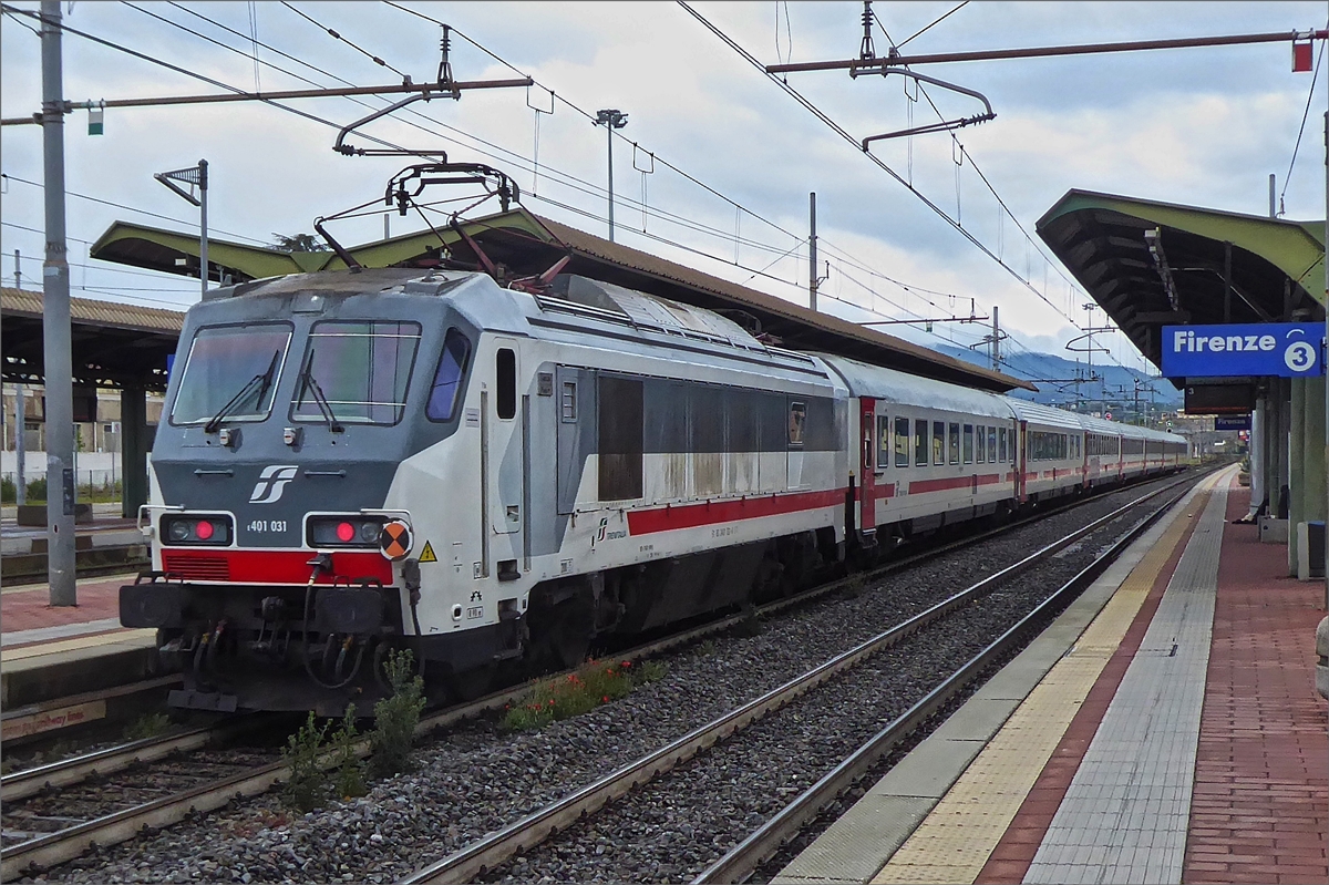 Der Inter-City wird von der Lok E 401 031 in den Bahnhof von Firenze Campo di Marte geschoben.  18.05.2019 (Hans)