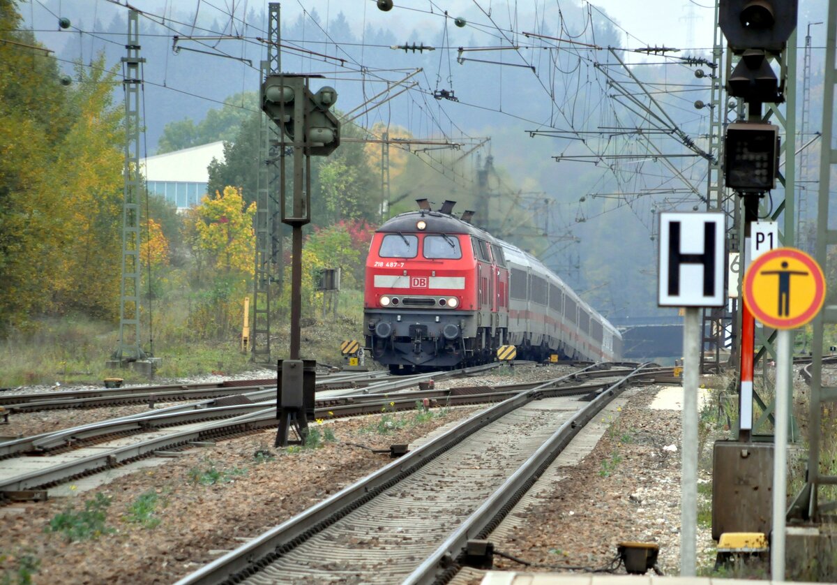 Der Intercity Allgäu IC 2013 kommt das letzte Stück die Geislinger Steige hoch mit den Zugloks 218 487-7 und 218 494-3 bei Amstetten am 07.10.2010.