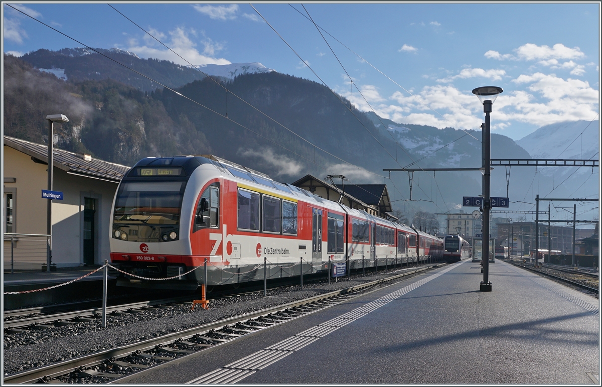 Der IR von Interlaken Ost nach Luzern bestehend aus dem Zentralbahn  Adler  150 101-1 und dem  Fink  160 002-8 hat Meiringen erreicht, wo für die Weiterfahrt Richtung Brünig die Fahrtrichtung gewechselt wird. 

17. Februar 2021