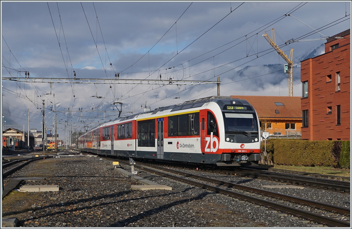 Der IR von Interlaken Ost nach Luzern bestehend aus dem Zentralbahn  Adler  150 101-1 und dem  Fink  160 002-8 erreicht Meiringen, wo für die Weiterfahrt Richtung Brünig die Fahrtrichtung gewechselt wird. 

17. Februar 2021