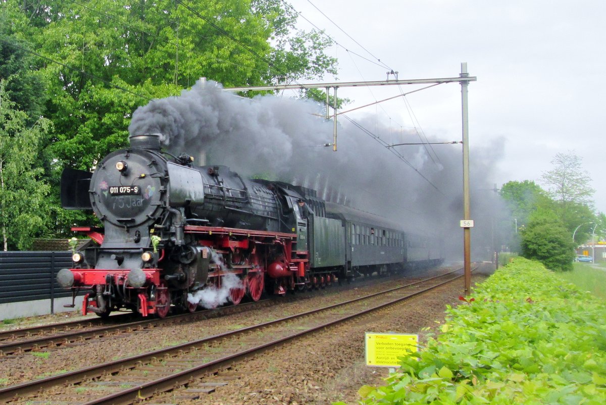 Der Karel de Grote Express mit der 75 Jahren alt gewordene 011 075 durcheilt am 16 Mai 2015 Wijchen. 