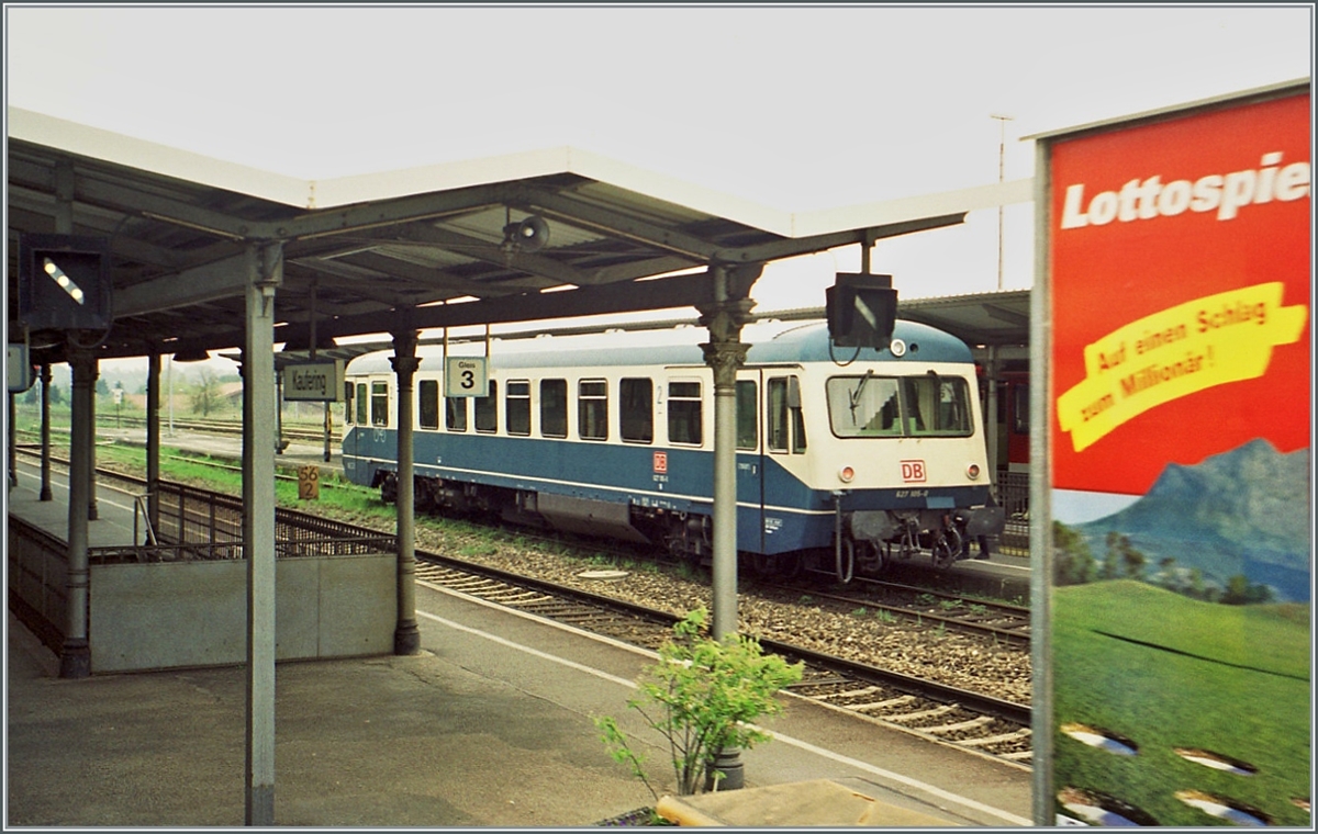 Der  Kleber-Express  verband von 1954 bis 2003 München mit Freiburg und dies auf Nebenbahnen quer durch Bayern und Baden-Würtemberg. Mit einem Kollegen machten wir uns im Oktober 2001 auch mit diesem Zug zu fahren und da man damals noch die Fenster öffnen konnte entstand die nun folgenden Bilder, wobei der Kleber Express (dummerweise) nicht fotografiert wurde...

In Kaufering steht der DB 627 105-8. 

Analogbild aus dem Jahre 2001
