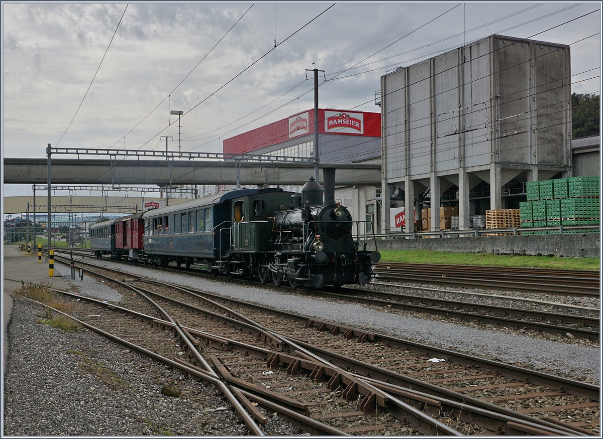 Der kleine Dampfzug ist nun für die Rückfahrt breit und das Bahnsteiggleis frei, und so dampft die ST E 3/3 N° 5 aus dem Güteraraeal des Bahnhofs Sursee Richtung Bahnsteig.
27. Aug. 2017