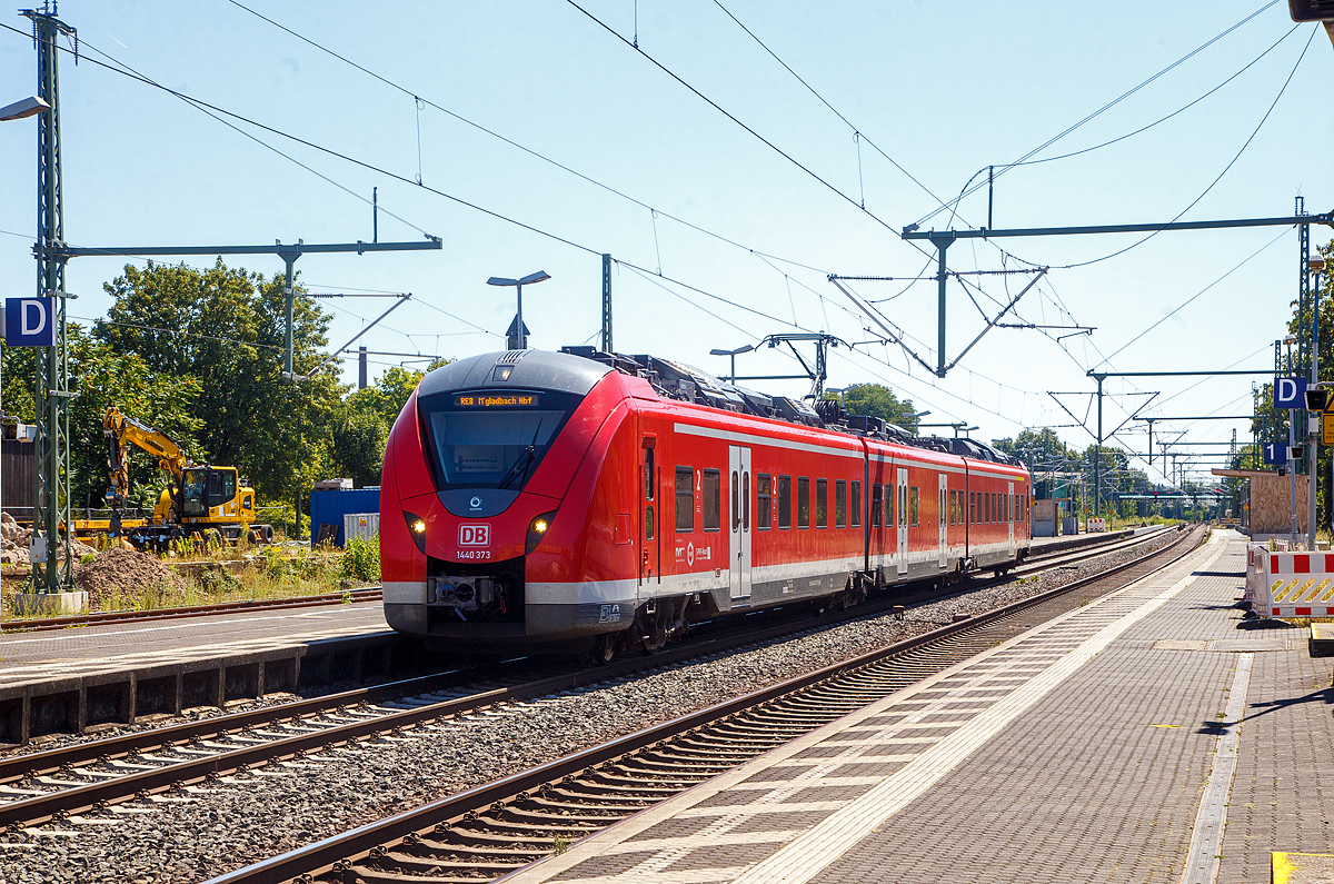 Der kurze dreiteilige Alstom Coradia Continental (mit modifizierten Kopf) 1440 373 / 1441 373 / 1440 873 der DB Regio NRW fährt am 12.08.2022, als RE 8  Rhein-Erft-Express  (Koblenz - Köln - Mönchengladbach), in den Bahnhof Bonn-Beuel ein.

Ab nächsten Montag den 16.08.2022, werden aufgrund der angespannten Personallage durch einen hohen Krankenstand bei DB Regio NRW, fallen alle Züge der Linie RE 8 für 5 Wochen aus. Unter anderem würden viele Beschäftigte wegen Corona ausfallen. Der fünfwöchige Ausfall der Linie solle helfen, den Bahnverkehr insgesamt zuverlässiger zu machen.

Zurück zum Triebzug:
Der Triebzug wurde 2019 von ALSTOM Transport Deutschland GmbH in Salzgitter gebaut.

Die Baureihe 1440 des Typs Coradia Continental wird im S-Bahn-Verkehr und im Regionalverkehr eingesetzt. Die Elektrotriebwagen des Typs Coradia Continental gehören zur Fahrzeugfamilie modularer Nahverkehrstriebzüge aus dem Hause Alstom. Der Coradia Continental ist als drei-, vier-, fünf- oder sechsteiliger Triebwagen erhältlich. Es besteht die Möglichkeit mehrere Fahrzeuge zu einem Zugverband zusammenzukuppeln. Die Baureihe 1440 ist eine Weiterentwicklung der Baureihe 440. Die Fahrzeuge besitzen u.a. einen gegenüber der Baureihe 440 modifizierten Kopf zur Einhaltung der Crash Norm EN 15227. Die Triebwagen sind für eine Bahnsteighöhe von 76 cm ausgelegt. Sie verfügen über geräumige Mehrzweckabteile und behindertengerechte Toiletten. Ausfahrbare Schiebetritte sorgen für eine spaltfreie Überbrückung zwischen Bahnsteig und Türeinstieg.

Fahrzeugdaten der dreiteiligen BR 1440.3 (Regionalbahn-ET):
Hersteller: Alstom Transport Deutschland GmbH, Salzgitter
Spurweite: 1.435 mm
Achsfolge: Bo‘(Bo‘)(Bo‘)Bo‘ in Klammern Jakobs-Drehgestelle
Länge über Kupplung: 56.900 mm
Breite: 2.920 mm
Drehzapfenabstände: 15.500 / 16.400 / 15.500 mm
Achsabstand im Enddrehgestell: 2.400 mm
Achsabstand im Jakobs-Drehgestell: 2.700 mm
Raddurchmesser: 850 (neu) / 780 mm (abgenutzt)
Maximale Höhe (über SO): 4.280 mm
Eigengewicht: 116 t
Minimaler befahrbarer Gleisbogen Werkstatt/Betrieb: 100/150 m
Niederfluranteil: ca. 89 %
Sitzplätze: 154 (davon 12 in der 1. Klasse)
Stromsystem: 15 kV / 16,7 Hz
Höchstgeschwindigkeit: 160 km/h
Nennleistung: 2.000 kW
Anzahl Fahrmotoren: 8
Zugbeeinflussungs-System: LZB / PZB 90
Türen pro Fahrzeugseite: 4