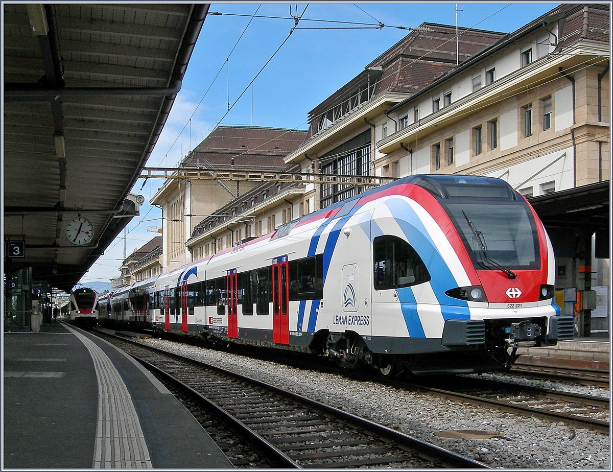 Der Léman Express RABe 522 221 (UIC 94 85 0 522 221-6 CH-SBB) und ein weiterer stehen in Lausanne auf Gleis 2.
11. April 2018
