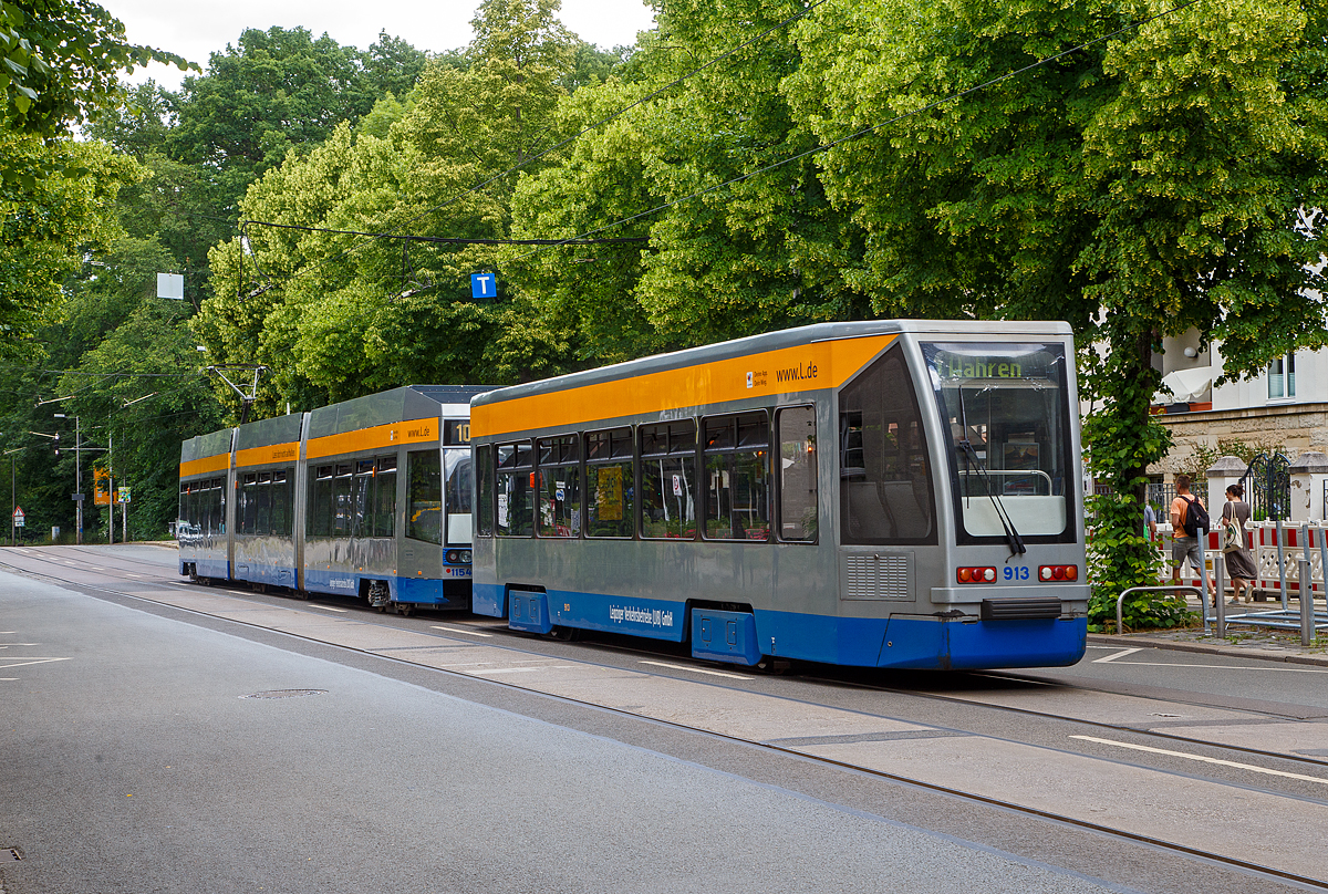 Der Leipziger Straßenbahn Triebwagen LVB 1154 mit dem NB4 Beiwagen LVB 913 gekuppelt erreicht am 11.06.2022, als Linie 4 nach Wahren, die Station Leipzig, am Mückenschlösschen.

Der Triebwagen ist einer von 56 achtachsigen Niederflur-Gelenktriebwagen NGT8 (LVB-Typ 36), sie waren die ersten modernen Niederflur-Straßenbahnwagen der zweiten Generation in Leipzig. Die von einem Konsortium aus Duewag, Waggonbau Bautzen (DWA), ABB und Siemens für Leipzig entwickelten Fahrzeuge wurden zwischen 1994 und 1998 geliefert. Die Wagen entstanden aus der Bauart MGT6D, die in mehreren Versionen in zahlreichen Städten eingesetzt wird, allerdings ersetzte man die vom Knickwinkel des jeweils benachbarten Gelenks gesteuerten Einzelrad-Einzelfahrwerke durch Kleinraddrehgestelle mit durchgehenden Achswellen. Um den benötigten Ausdrehwinkel dieser Drehgestelle zu begrenzen, mussten die Wagenkästen der Mittelteile verkürzt werden. An den kürzeren Endfenstern ist diese Änderung auch von außen sichtbar. Ab August 2011 testeten die LVB den ursprünglich nicht vorgesehenen Beiwagenbetrieb mit NB4. Nach positiver Evaluierung begannen 2016 die Umrüstung und der Einsatz weiterer NGT8 im Beiwagenbetrieb.

Die vierachsigen Niederflur-Beiwagen NB4, wurden ursprünglich mit den hochflurigen Tatra T4D-M/B4D-M verwendet, da es mobilitätseingeschränkten Fahrgästen nur schwer oder überhaupt nicht möglich war in die hochflurigen Triebwagen einzusteigen. Daher wurden in den Jahren 2000 und 2001 insgesamt 38 vierachsige Niederflurbeiwagen NB4 des Herstellers Bombardier als LVB-Typ 68 beschafft, um das Niederflurangebot zu erweitern. Die Wagen laufen auf Drehgestellen mit durchgehenden Achswellen. Am hinteren Wagenende gibt es einen abgedeckten Hilfsführerstand, deshalb ist das Stirnwandfenster mit einem Scheibenwischer versehen.

Im Frühjahr 1999 bestellten Rostock und Leipzig bei Bombardier Transportation gemeinsam Niederflur-Beiwagen, die hinter modernisierten Tatra-Tw zum Einsatz gelangen sollen. Im Zweigwerk Posen begann Ende Januar 2000 die Baugruppenfertigung für die Niederflurbeiwagen. Die Fertigstellung und Anlieferung des kompletten Wagenkastens einschließlich Lack und Inneneinrichtung ist für August 2000 vorgesehen. Die Drehgestelle kommen von SIG aus Villeneuve. Die Endmontage erfolgte im Werk Bautzen. Der Endpreis eines Beiwagens beträgt ca. 485.000 EUR..

Damit nach der Abstellung der Tatrawagen nicht auch die noch relativ jungen NB4 überflüssig wurden, erprobten die LVB ab Anfang 2010 die Kombination aus NB4 mit einem Triebwagen des Typs NGT8. Nachdem diese Einsätze zur Zufriedenheit verliefen, erfolgt im Rahmen der seit 2015 laufenden zweiten HU bei den NB4 eine Anpassung für den Betrieb hinter NGT8, welche äußerlich vor allem durch die silberne Farbgebung auffällt. Nachdem die serienmäßige Umrüstung der NGT8 für Beiwagenbetrieb im Jahr 2016 anlief, verkehren die angepassten NB4 seitdem sowohl hinter Tatrawagen als auch hinter den entsprechenden NGT8. 2013 wurden aus Rostock fünf weitgehend baugleiche Wagen (dort als 4NBWE bezeichnet) übernommen, welche im Rahmen einer HU an die Leipziger Verhältnisse angepasst wurden und 2014 in Betrieb gingen. Seit Anfang 2021 können die ex-Rostocker Wagen ebenfalls mit NGT8-Fahrzeugen eingesetzt werden.

TECHNISCHE DATEN der Niederflur-Beiwagen NB4 (LVB-Typ 68a) :
Hersteller: 	Bombardier (Posen / DWA / SIG)
Spurweite: 1.458 mm 
Achsformel: 2´2´
Länge: 14.660 mm
Höhe: 3.330 mm 
Breite: 2.200 mm
Raddurchmesser: 600 mm (neu) / 510 mm (abgenutzt)
Eigengewicht: 12.800 kg
Fußbodenhöhe über Schienenoberkante: 350 / 430 mm
Niederfluranteil: 95%
Sitzplätze: 33
Stehplätze: 46 (4 Personen/m²)
