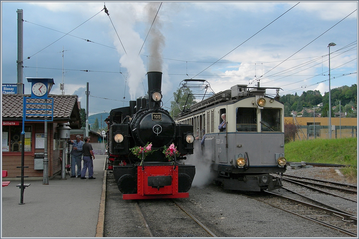 Der LLB (Leuk-Leukerbad Bahn) ABFe 2/4 N° 10 neben der fürs Mitarbeiter-Jubiläumsfest (50 Jahre B-C) geschmückten G 2x 2/2 105 in Blonay. 

21. Juli 2018