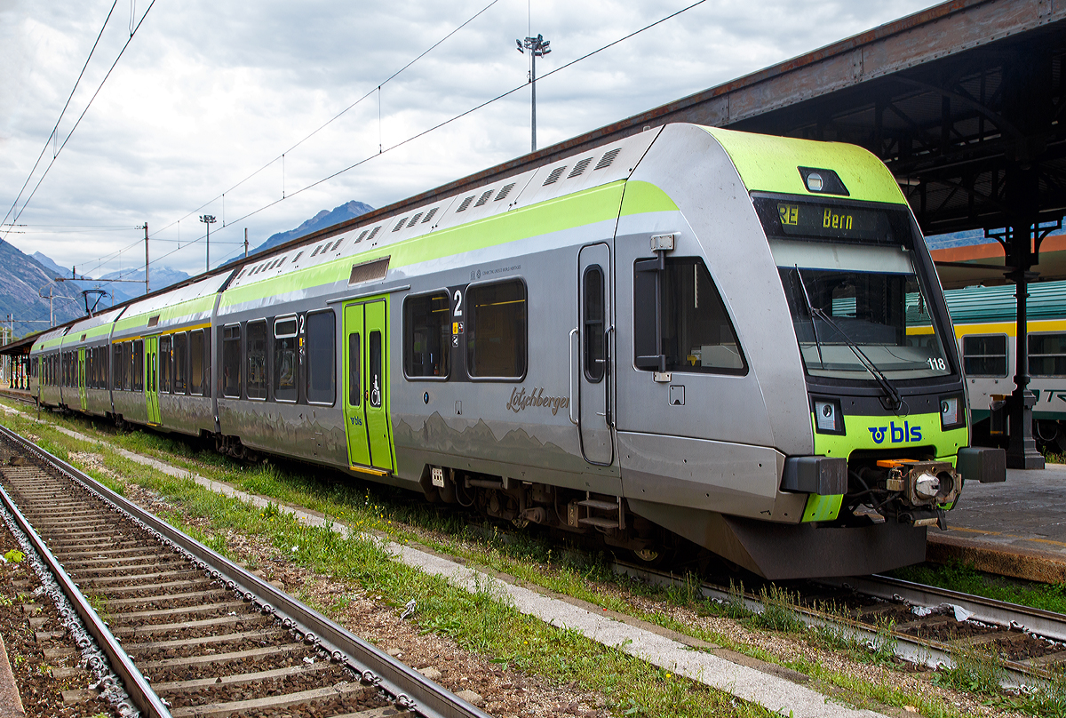 
Der  Lötschberger  - BLS RABe 535 118-4 (94 85 7535 118-4 CH-BLS) steht am 15.09.2017, als RE  nach Bern, im Bf. Domodossola zur Abfahrt bereit.

Der BLS RABe 535 -  Lötschberger  ist ein Niederflur-Triebzug es Herstellers Bombardier Transportation für den Regionalverkehr.  Diese Triebzüge wurden auf Ausschreibung der BLS für den Einsatz als RegioExpress Bern–Brig via Lötschbergtunnel konzipiert. Er ist ein direkter Abkömmling (Weiterentwicklung) des Niederflur-S-Bahn-Zuges RABe 525  NINA  dessen Entwicklung auf den deutschen Bombardier Talent 1 (vormals Waggonfabrik Talbot GmbH) beruht.

Gebaut wurden die Lötschberger zwischen 2008 und 2012 von Bombardier in Villeneuve (ehemals Vevey Technologies bzw. ACMV). Der vierteilige Triebzug hat 85 % Niederflur-Anteil. Unter den Führerständen der beiden Endwagen befindet sich je ein Drehgestell, zwischen den Wagenkästen befinden sich drei Jakobsdrehgestelle. Die Wagenkästen sind in Stahl-Leichtbauweise gefertigt, die Führerstände bestehen aus Polyester-Verbundstoff.

Der Triebzug ist klimatisiert und bietet 28 Plätze der ersten Klasse und 143 Plätze der zweiten Klasse. Multifunktions-Abteile bieten Platz für Koffer, Fahrräder und Kinderwagen. In einem der Endwagen befindet sich ein behindertengerechtes WC mit geschlossenem Toilettensystem.

Die Traktionsausrüstung besteht aus zwei IGBT-Stromrichtern mit Gleichspannungszwischenkreis und total vier Asynchron-Fahrmotoren von je 250 kW Dauerleistung. 

Als Bremssysteme sind eine elektrische Rekuperationsbremse, eine Magnetschienenbremse, eine ep-Bremse sowie eine Federspeicher-Feststellbremse vorhanden. 

Beidseitig ist je eine Scharfenbergkupplung vorhanden, dies erlaubt eine schnelle Zugs-Trennung respektive -Kupplung. Die RABe 535 sind technisch kompatibel zu den RABe 525, so dass freizügig Kompositionen mit beiden Typen gebildet werden können. Dies war im Jahre 2009 sehr häufig notwendig, da durch Lieferverzögerungen des Herstellers und wegen diverser technischer Störungen nicht genügend RABe 535 zur Verfügung standen.

TECHNISCHE DATEN:
Nummerierung:  BLS RABe 535 101–125
Gebaute Anzahl: 25
Spurweite:  1435 mm (Normalspur)
Achsformel: Bo'2'2'2'Bo'
Länge über Kupplung: 62.710 mm
Höhe:  4.315 mm
Breite: 3.030 mm
Drehzapfenabstände: 13.250 mm /14.170 mm/
Achsabstände im Drehgestell: 2.500 mm / 2.700 mm
Leergewicht: 105 t
Dienstgewicht: 135 t
Höchstgeschwindigkeit:  160 km/h
Dauerleistung: 1000 kW (4 x 250 kW)
Anfahrzugkraft:   123 kN
Treibraddurchmesser:  750 mm
Laufraddurchmesser:  630 mm
Anzahl der Fahrmotoren:  4
Fußbodenhöhe:  605 mm / 905 mm
Niederfluranteil:  85 %

Wenn ich einen Lötschberger sehe muß ich immer wieder an einen wunderschönen und tollen Tag denken, an dem ich im Führerstand eines Lötschberger ´s durch den Lötschbergtunnel und dann hinunter nach Brig fahren durfte.