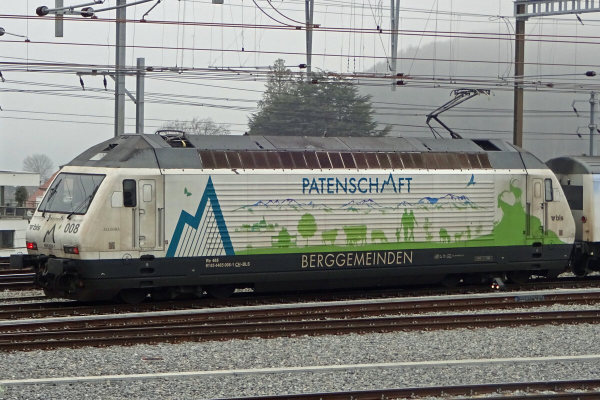 Der Lokführer von BLS 465 008 mit Kambly-Zug übt seiner Betrieb in SPiez noch etwas am 2 Januar 2020.