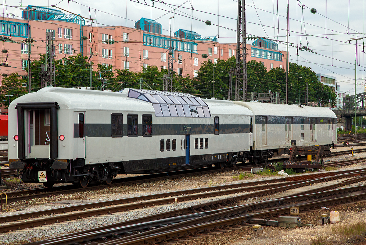 
Der LUXON DomeCar CH-RADVE 61 85 89-90 003-3 SRmz der Rail Adventures ist dem Schutzwagen (Begleitwagen) D-RADVE 56 80 90-91 001-5 Dmz 090 der RailAdventure, ex DBP 51 80 00-95 189-8 Post 026, am 06.05.2019 beim Hauptbahnhof München abgestellt.

Bei dem Begleitwagen (Schutzwagen für Überführungsfahrten) handelt es sich um den ehemaligen Schnellzug-Bahnpostwagen Dmz 090 der Deutschen Bundespost (DBP) 51 80 00-95 189-8 Dmz 90 (ex Post 026), Post-Nr. 73 189. Gebaut wurde der Wagen 1975 von Wegmann & Co. in Kassel für die DBP gebaut. Nach der Ausmusterung 1997 bis 2017 gehörte er der Eifelbahn Verkehrsgesellschaft (EVG). 
2012 sah der Begleitwagen noch so aus:
https://hellertal.startbilder.de/bild/deutschland~wagen~gepackwagen---bahnpostwagen/223715/schnellzug-bahnpostwagen-der-deutschen-bundespost-mrz-post-nr.html


Bei dem Aussichtswagen CH-RADVE 61 85 89-90 003-3 SRmz, handelt es sich um den ehemaligen DomeCar  DB 10 433 AD4üm-62 für den Fernschnellzug Rheingold (F-Zug), der 1962 von Wegmann & Co. in Kassel gebaut wurde. Ab 1966 DB 10 533 AD4ümh 101und später DB 61 80 88-80 003-8 ADmh 101.
Fünf dieser Aussichtswagen im Stil der US-amerikanischen Domecars wurden von Wegmann für die Deutschen Bundesbahn (DB) gebaut, die sie für luxuriösen Fernschnellzug Rheingold, der ausschließlich die 1. Klasse führte, beschaffte. Zwei für jedes Zugpaar und ein weiterer Wagen als Betriebsreserve.

1963 wurden zwei nahezu baugleiche Wagen für den Rheinpfeil in Betrieb genommen, äußerlich an den größeren Panoramafenstern (vier statt acht) erkennbar. Sie hatten die abweichende Gattungsbezeichnung AD4üm-63, außerdem trugen sie ursprünglich statt des Rheingold-Schriftzuges die Anschrift „Deutsche Bundesbahn“. 1965 wurden beide Züge zu Trans-Europ-Express-Zügen (TEE) heraufgestuft.

Ab 1971 wurden die TEE-Züge in Deutschland weitestgehend in das neu geschaffene Intercity-Netz integriert und der fahrplanmäßige Einsatz der Aussichtswagen 1973 beendet. 1976 wurden sie an die Internationale Apfelpfeil-Organisation (IAO), einen Reiseveranstalter, verkauft. Die IAO baute die Kuppeln um und verringerte deren Höhe um 20 cm, was den Fahrzeugen ein Lichtraumprofil gab, das deren freizügigen Einsatz in ganz Europa ermöglichte. Als die IAO in die Insolvenz fiel, kaufte das Reisebüro Mittelthurgau die Fahrzeuge, ertüchtigte sie für den Einsatz mit 200 km/h und vermarktete mit ihnen Schienenkreuzfahrten unter der Marke TEE Panorama. Anschließend wurden sie an die Veolia-Tochter Tågkompaniet verkauft, die sie von 1999 bis 2002 zwischen Stockholm und Narvik verkehren ließ. Dann wurden die Wagen einzeln an unterschiedliche Eigentümer veräußert:

Nr. 10551 kam 2005 zu einem Reiseveranstalter in den Niederlanden.
Nr. 10552 übernahm der Freundeskreis Eisenbahn Köln und unterhält ihn betriebsfähig.
Nr.10554 wurde ebenfalls von der VEB übernommen, später von der AKE-Eisenbahntouristik gekauft und dort im AKE-Rheingold eingesetzt.
Nr. 10555 übernahm die Deutsche Bahn Stiftung, Trägerin der Museen der DB AG. Er steht als Info-Zentrum im Güterbahnhof Coburg.

Dieser hier war, Nr. 10553 wurde zunächst von der Vulkan-Eifel-Bahn Betriebsgesellschaft (VEB) übernommen. Im April 2011 kaufte ihn das Eisenbahnverkehrsunternehmen RailAdventure für 40.000 Euro, sanierte ihn in mehrjähriger Arbeit grundlegend und baute ihn dabei zu einem modernen Salonwagen um. Das Fahrzeug wurde auf der InnoTrans 2012 in Berlin vorgestellt, absolvierte anschließend Testfahrten und kann nun seit 2019, in gut 100.000 Arbeitsstunden nach 95 Monate Umbau und ein paar Millionen Euro Kosten, gemietet werden. Er ist heute in der Schweiz zugelassen und trägt die Bezeichnung SRmz 61 85 8990 003-3.

Luxon bringt Luxus auf die Schienen
Die Rail Adventures haben aus diesem Panoramawagen ein Wunderwerk gebaut. Der Komfort des 21. Jahrhunderts in einem legendären Eisenbahnschmuckstück. Für eine Spritztour mit dem Luxuszug muss man nur solvent sein, denn unter 11.000 Euro kann man den Luxuszug leider nicht buchen.
Bis zu 22 Gäste können zukünftig vom Bahnhof ihrer Wahl auf ihrer Wunschstrecke in einem Sonderzug der besonderen Art verreisen: Der sogenannte Luxon fährt bis zu 200 Kilometer pro Stunde. Sein Panoramadeck kann durch flexible Bestuhlung für geschäftliche Anlässe in einen fahrenden Konferenzraum verwandelt werden. Elf elektrisch verstellbare Liegesessel für die Aussichtskuppel gibt es außerdem. Doch unabhängig davon, zu welchem Anlass der Luxon gebucht wird, 2-Sterne-Koch Tohru Nakamura verwöhnt die geladenen Gäste kulinarisch auf höchstem Niveau. Siebengängige Menüs für bis zu 22 Gäste sind möglich. Ab 11.000 Euro kann der Luxon gebucht werden. Der Preis hängt von Personenanzahl, Strecke und Art des Events ab.

TECHNISCHE DATEN (DomeCar):
Spurweite: 1.435 mm
Anzahl der Achsen: 4 in 2 Drehgestellen
Länge über Puffer: 26.400 mm
Drehzapfenabstand: 19.000 mm
Eigengewicht: 53 t
Höchstgeschwindigkeit: 200 km/h
