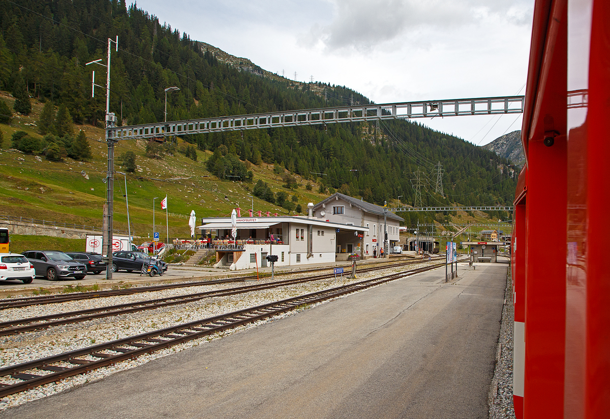 Der MGB Bahnhof Oberwald (1.365 m ü. M.) im Kanton Wallis (VS) an der Furka-Oberalp-Bahn am 07.09.2021.

Oberwald ist das erste Dorf am Anfang des Goms. Es liegt am Fuße der Alpenpässe Furka und Grimsel. Hier beginnt und endet der Autoverlad durch den Furkatunnel. Die Bewohner von Oberwald leben vor allem vom Tourismus und von der Viehzucht. 

Das Westportal des Furka-Basistunnels liegt etwa 1,5 km weiter östlich vom Bahnhof, das Portal das man hier sieht ist das Portal des 673 m langen Umgehungstunnels (Stephan-Holzer-Tunnel) beim Bahnhof Oberwald. Beim Bahnhof findet die Autoverladung für den Transport durch den Furka-Basistunnels nach Realp (Uri) statt. Die Fahrt dauert knapp 20 Minuten und ermöglicht im Sommer eine Zeitersparnis gegenüber der 45-minütigen Fahrt über den Furkapass. Im Winter kann der Pass natürlich auch geschlossen sein.

Gegenüber dem MGB Bahnhof (hier rechts vom Bild) beginnt die Furka-Bergstrecke der DFB Dampfbahn Furka-Bergstrecke (Museumsbahn) nach Gletsch und Realp.