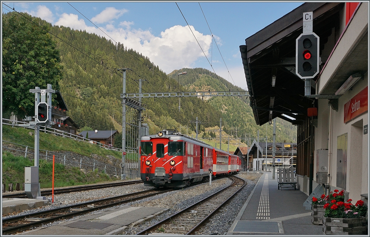 Der MGB Deh 4/4 23 erreicht mit seinem Regionalzug von Disentis nach Andermatt den Bahnhof von Sedrun.

16. Sept. 2020