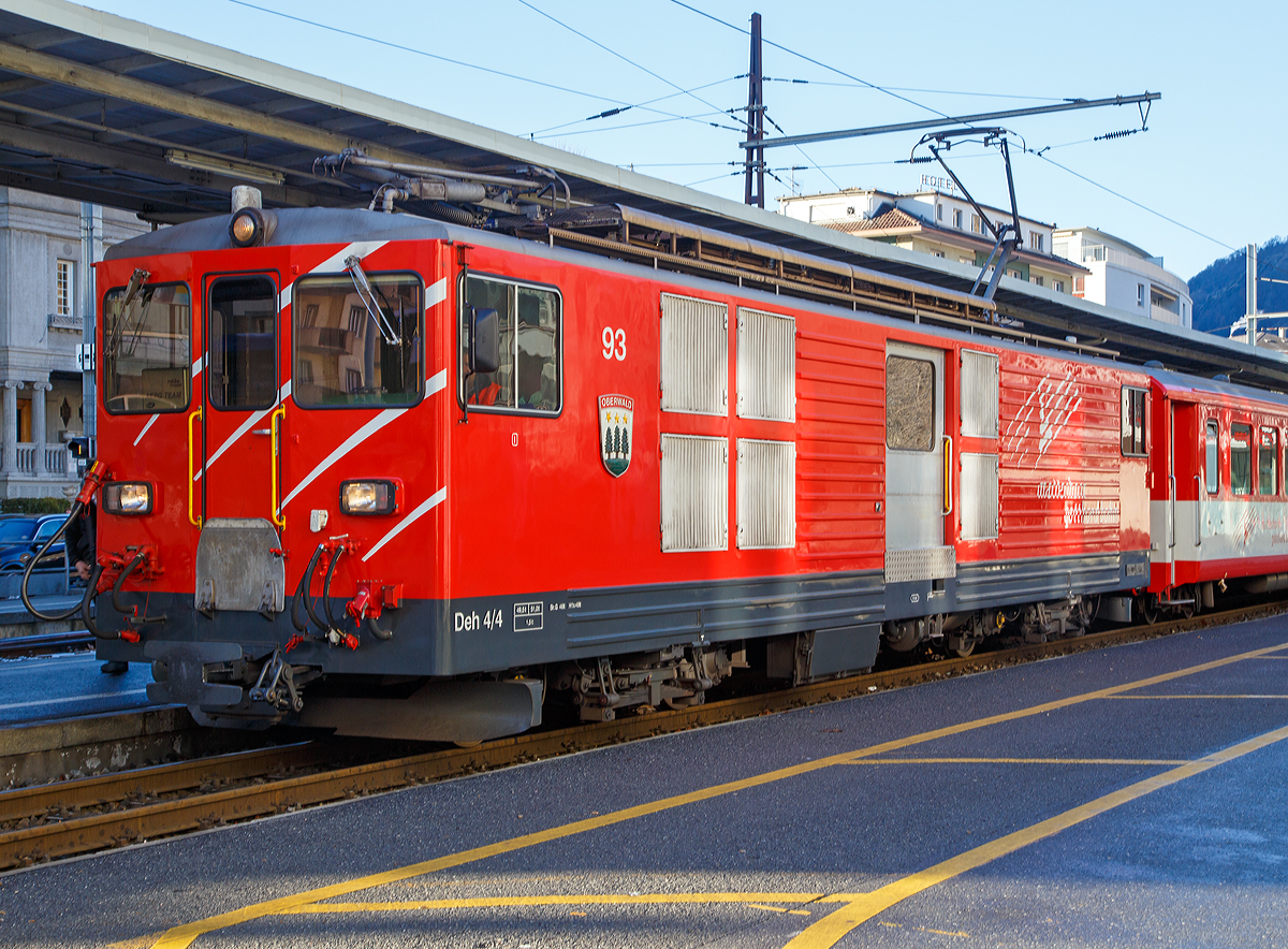 
Der MGB Deh 4/4 II - 93 „Oberwald“ am 30.12.2015 mit einem Regionalzug in Brig. 

Der Gepcktriebwagen wurde 1979 von SLM (mechanischer Teil, Lokomotivkasten) und BBC (elektrische Ausrstung) gebaut.

Der Deh 4/4 II ist ein schmalspuriger Gepcktriebwagen der Matterhorn-Gotthard-Bahn (MGB) fr Adhsions- und Zahnradbetrieb.

Weil die Furka-Oberalp-Bahn (FO) mit den Deh 4/4 I gute Erfahrungen gemacht hatte, beschaffte sie die Deh 4/4 II als Nachfolger. Im Zuge des Zusammenschlusses der FO mit der BVZ kamen sie zur neuen Gesellschaft Matterhorn-Gotthard-Bahn, wo sie nur noch als Deh 4/4 bezeichnet und, wenn ntig, anhand der Seriennummern 2.., 5.. und 9.. unterschieden werden.

Technische Daten:
Spurweite: 1.000 mm
Achsformel: Bo’Bo’
Lnge ber Puffer: 15.500 mm
Drehzapfenabstand: 8.800 mm
Achsabstand im Drehgestell: 2.790 mm
Grte Breite: 2.683 mm
Grte Hhe (bei abgesenkten Stromabnehmer): 3.880 mm
Leergewicht: 49,5 t (davon Mechanischer Teil 28 ,5 t)
Dienstgewicht: 51,0 t
Maximale Zuladung: 1,5 t
Hchstgeschwindigkeit: Adhsion 60 km/h / Zahnstange 30 km/h
Stundenleistung: 1.032 kW
Dauerleistung: 936 kW
Stundenzugkraft am Rad: 117,2 kN
Dauerzugkraft am Rad: 101,2 kN
Maximale Zugkraft am Rad: 247,2 kN
Stromsystem: 11 kV 16,7 Hz AC
Anzahl der Fahrmotoren: 4

