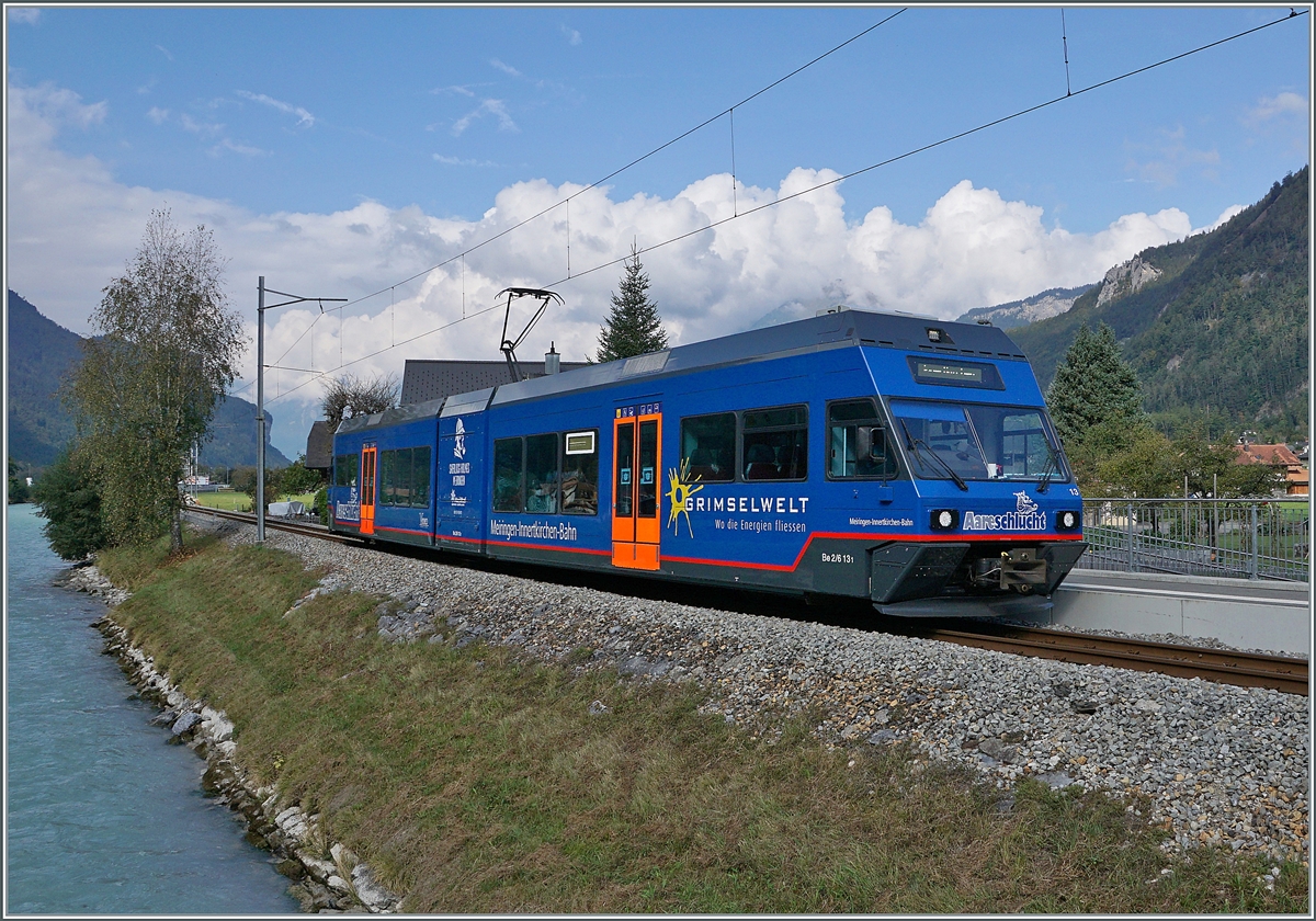 Der MIB Be 2/6 13 auf der Fahrt nach Innertkirchen beim Halt in Aareschlucht West.

22. Sept. 2020