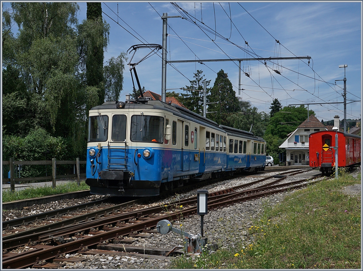 Der MOB ABDe 8/8 4001  Suisse  verlässt Fontanivent in Richtung Chernex.
27. Juni 2017