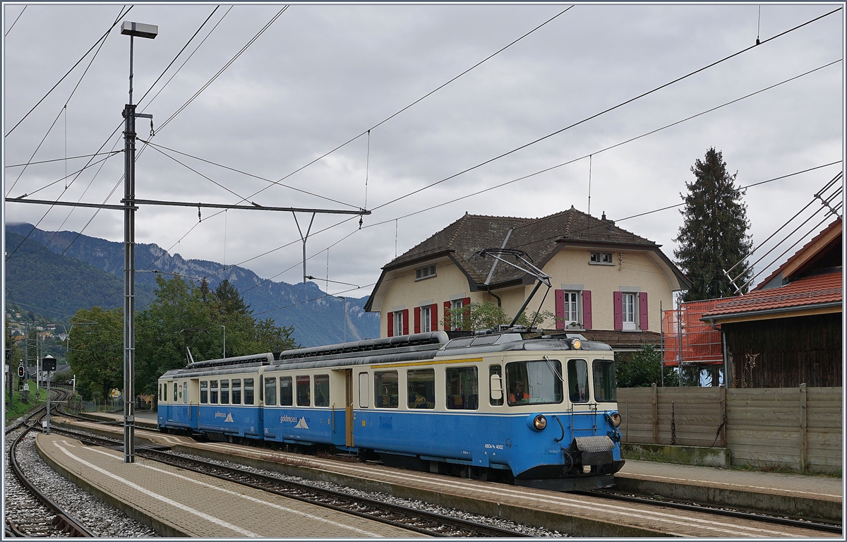 Der MOB ABDe 8/8 4002 VAUD in Chernex. Der formschöne Triebwagen war als Regionalzug von Montreux nach Chernex gekommen und fährt nun als Leermaterialzug zurück.

4. Okt. 2019