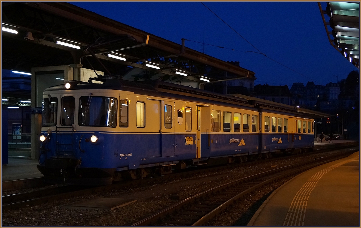 Der MOB ABDe 8/8 4004  Fribourg  wartet in Montreux auf die Abfahrt nach Zweisimmen.
9. Mrz 2014