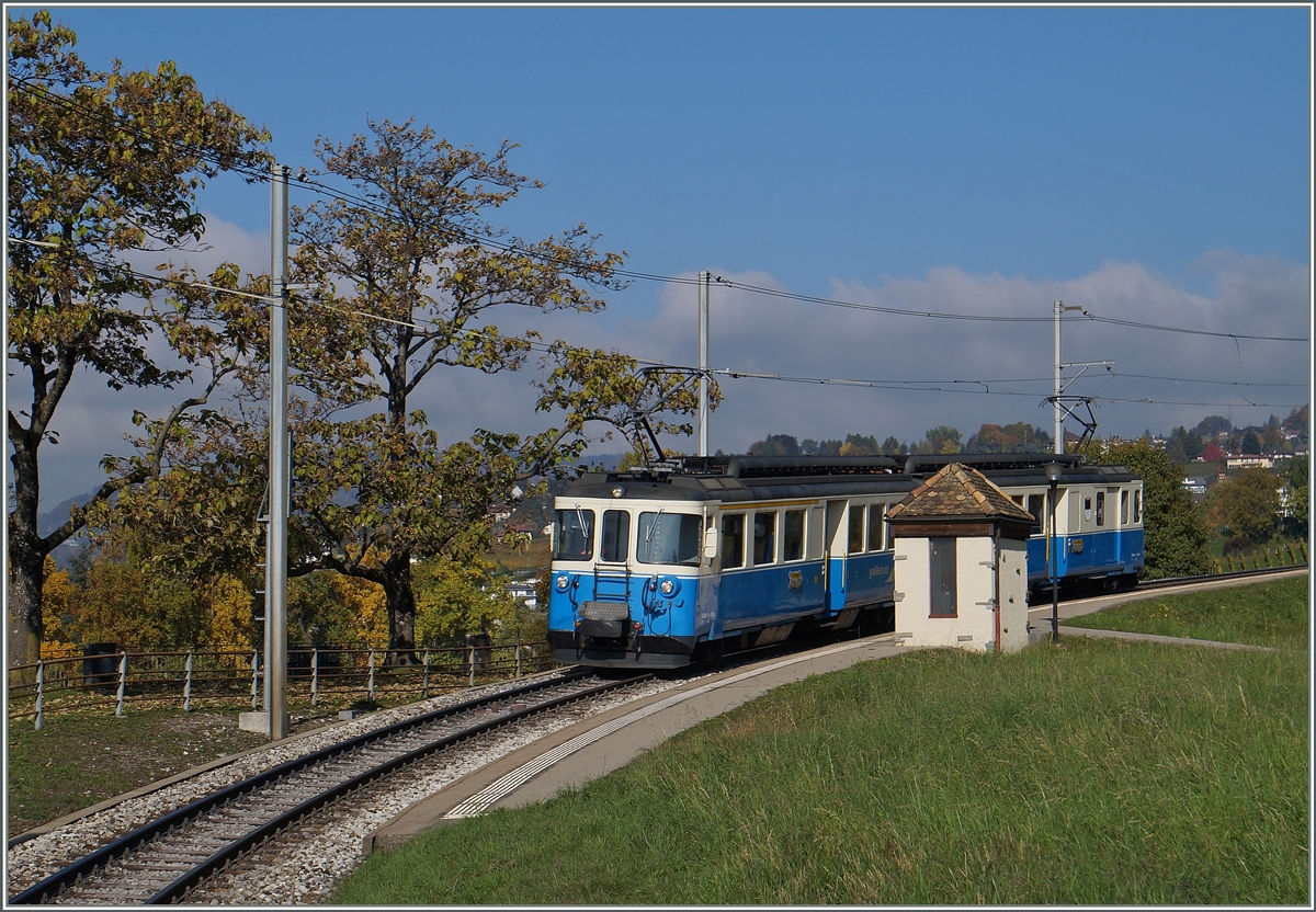 Der MOB ABDe 8/8 4004  Fribourg  als Regionalzug 2327 von Chernex nach Montreux beim Halt in Le Châtelard VD.
23. Okt. 2015