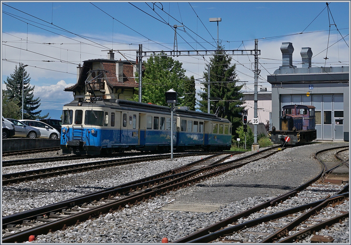Der MOB ABDe 8/8 4004  Fribourg erreicht als Leermaterialzug Chernex und wird als Regionalzug 2327 nach Montreux zurück fahren.
30. Juni 2017