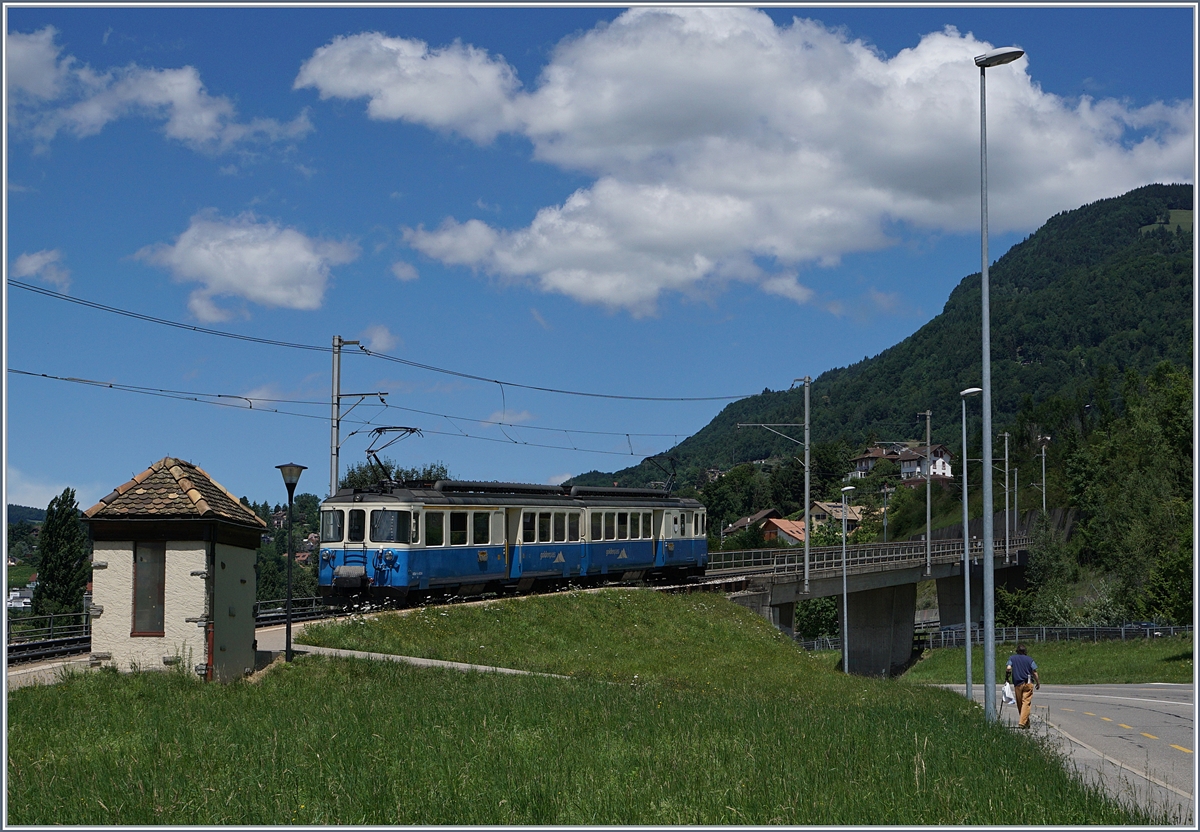 Der MOB ABDe 8/8 4004  Fribourg  als Regionalzug in Châtelard VD.
30. Juni 2017