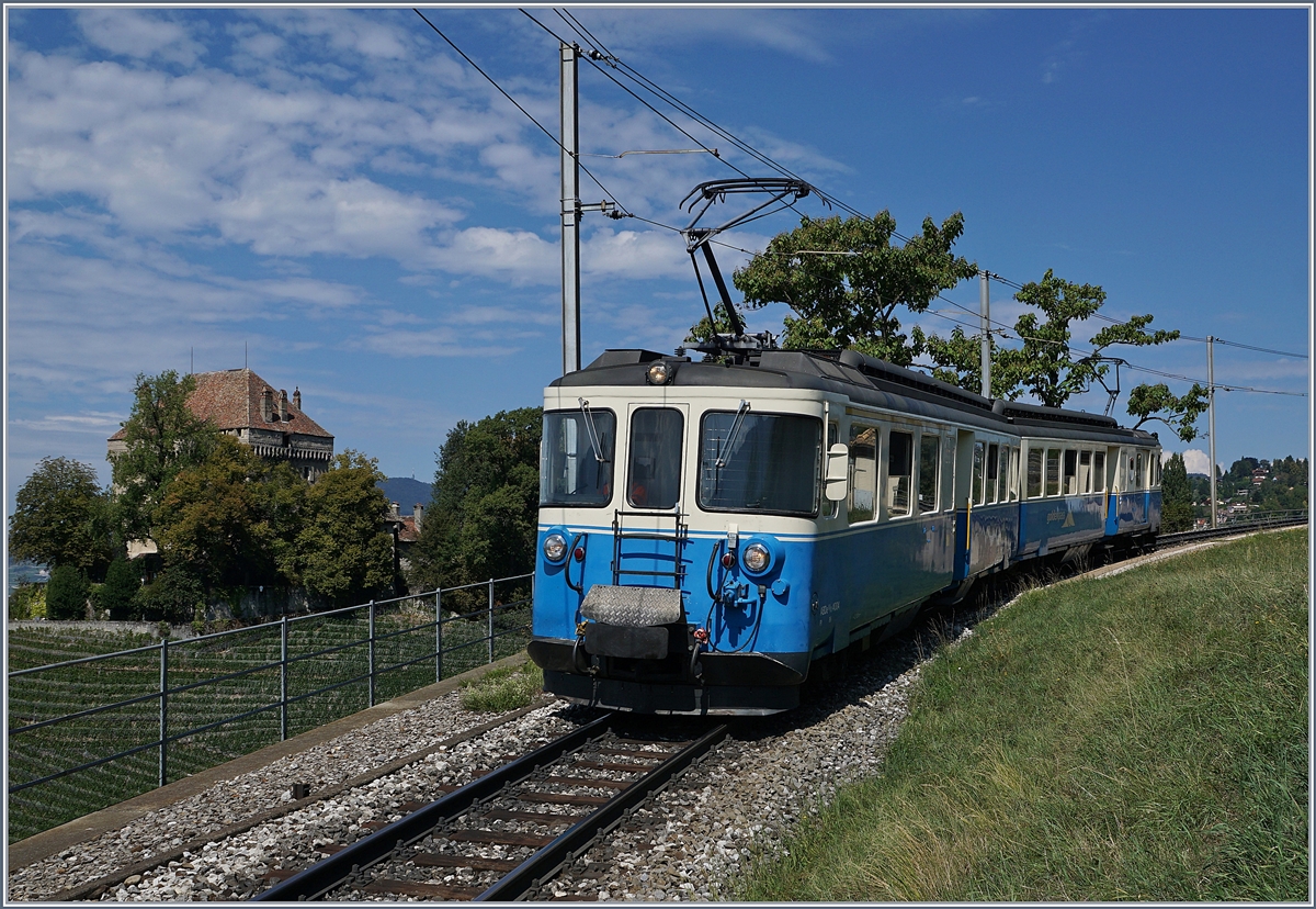 Der MOB ABDe 8/8 4004  Fribourg  nach Montreux nach der Abfahrt in Châtelard VD.
22. August 2018
