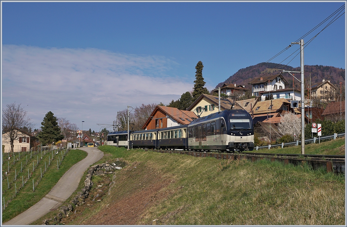 Der MOB Alpina ABe 4/4 93.01 und ein weiterer sind bei Planchamp mit dem arg gekürzten MOB Belle Epoque Zug von Zweisimmen nach Montreux unterwegs. 

17. März 2020