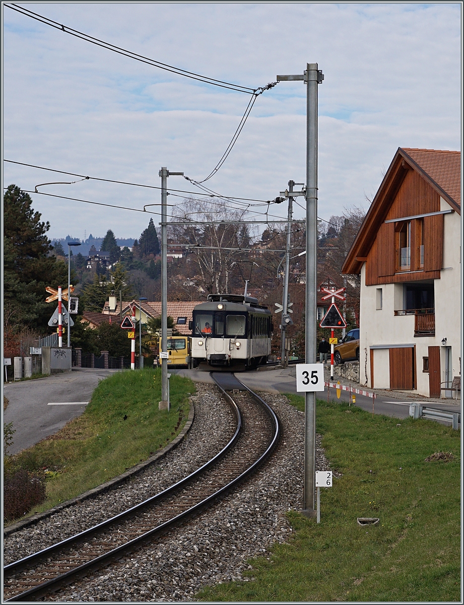 Der MOB Be 4/4 1006 (ex Bipperlisi) ist als Regionalzug 2325 von Fontanivent nach Montreux unterwegs und zeigt sich bei Planchamp. 
23. November 2020