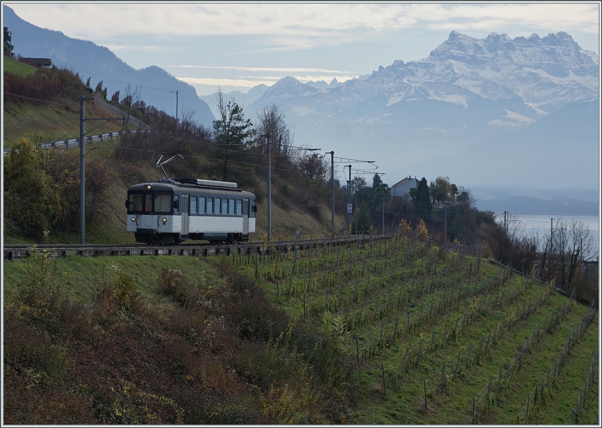 Der MOB Be 4/4 1006 (ex Bipperlisi) ist als Regionalzug 2330 auf der Fahrt von Montreux nach Fontanivent und erreicht bald den Halt Planchamp.

23. Nov. 2020