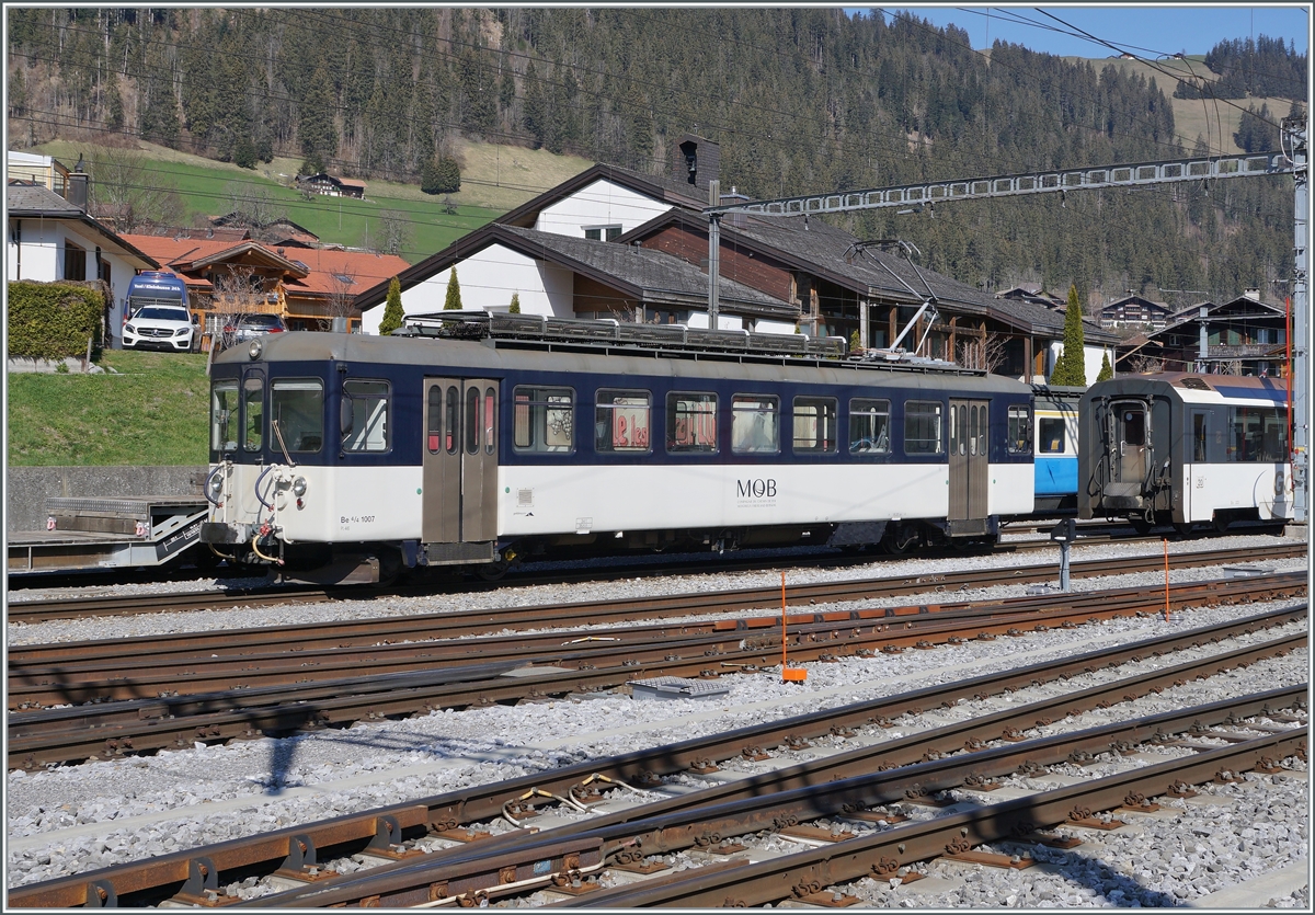 Der MOB Be 4/4 1007  Bipperlisi  rangiert in Zweisimmen.

14. April 2021