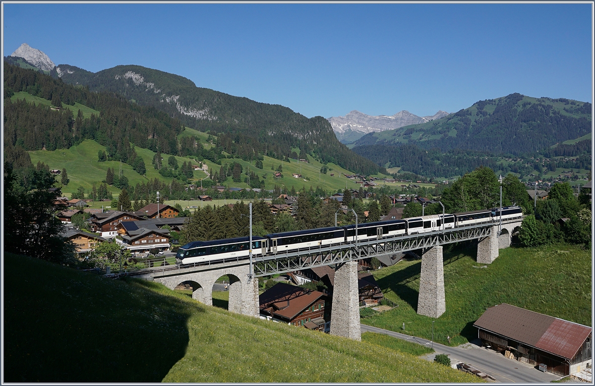 Der MOB GoldenPass Panoramic PE 2112 mit Ast 117 am Schluss überquert die 109 Meter lange Grubenbach Brücke kurz nach der der Ankunft in Gstaad. 

2. Juni 2020
