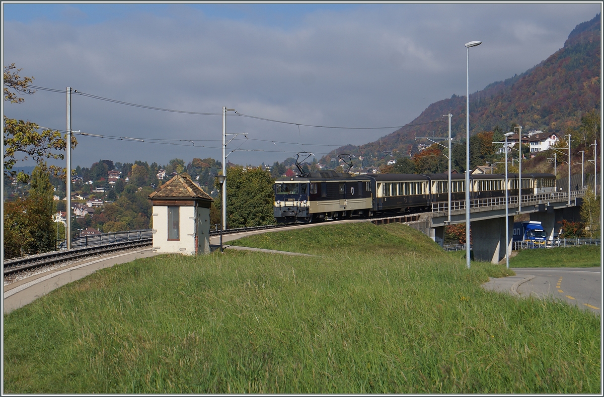 Der MOB Regionalzug 2227 Zweisimmen - Montreux erreicht die kleine Haltestelle Châtelard VD, fährt jedoch (wie im Fahrplan vorgesehen) ohne Halt druch.
23. Okt. 2015