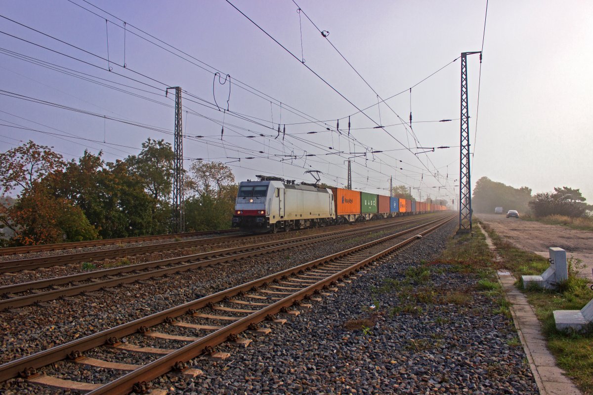 Der morgendliche Nebel wich am 13.10.20 nur langsam. Als dieser G�terzug mit 186 147 an der Spitze durch Saarmund fuhr, hatte sich die Sonne allerdings schon fast einen durch die Nebelschwaden gebahnt und erzeugte eine recht diffuse Gegenlichtstimmung.