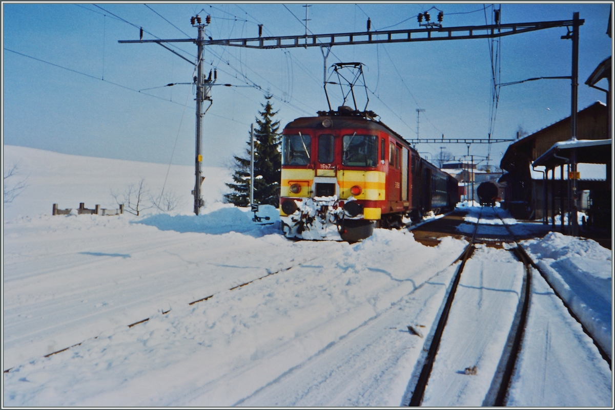 Der  Münster-Pendel  bestehene aus dem De 4/4 1615 einen EW II B und einem Bt wartet in Beromünster auf die Abfahrt nach Beinwil am See. 
Winter 1986/87