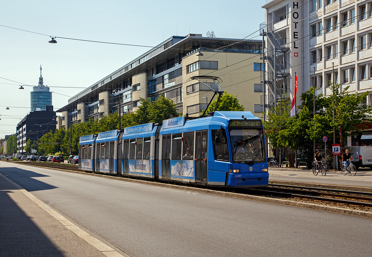 Der MVG-Straßenbahntriebwagen 2207, ein vierteiliger Niederflur-Gelenkwagen des Typs R 3.3 (Adtranz der Bauart GT8N2) am 04.06.2019 als Linie 19 (nach Berg am Laim) auf der Landsberger Straße (München) kurz vor der Haltestelle Holzapfelstraße.

Schon während der Auslieferung der R-2.2.-Wagen stellte die SWM fest, dass die Kapazität auf den Linien 20 und 21 im Berufsverkehr nicht ausreicht und ein engerer Takt auf der schon im 3,5-Minuten-Takt bedienten Strecke nicht mehr möglich ist. Deshalb bestellte die SWM am 13. Februar 1996 insgesamt 17 vierteilige Straßenbahnfahrzeuge der Bauart GT8N2. Nach der Auslieferung der R 2.2 setzte die SWM in den Hauptverkehrszeiten auf den Linien 20 und 21 weiterhin P-Wagen-Züge ein, da diese eine höhere Kapazität aufwiesen. Die neuen vierteilige Straßenbahnwagen, die als Baureihe R 3.3 bezeichnet wurden und im technischen Teil baugleich zu den R-2.2-Wagen waren, sollten die P-Wagen-Züge ersetzen. Als Alternative zu den R 3.3-Wagen wurde eine Erweiterung der R-2.2-Wagen um einen vierten Wagenteil angesprochen, diese war nicht möglich, da die Gelenke für die engen Kurven im Münchner Straßenbahnnetz zu kurz waren.

Der Aufbau der Wagenkasten der R-3.3-Wagen ist im Gegensatz zu der Stahlleichtbauweise des R 2.2 aus Aluminium, um das Fahrzeug leichter zu machen. Die Front- und Heckteile entstanden aus Kunststoff, im Falle eines Unfalls ist der Austausch so einfacher als beim R 2.2 möglich. Mithilfe eines neu entwickelten Doppelgelenks kann man die vierteiligen 36.580 mm langen R-3.3-Wagen auch auf den S-Kurven einsetzen. Dieses erhielt im Gegensatz zu den R-2.2-Wagen eine Kupplung. Das Fahrzeug verfügt über sechs Türen, 67 Sitz- und 151 Stehplätze. Der Sitzabstand konnte durch den um 150 Millimeter verlängerten Radabstand im Fahrgestell um 125 Millimeter verbreitert werden. Außerdem wurden die Fenster vergrößert. Der Führerstand der R-3.3-Wagen unterscheidet sich von dem der R 2.2 nur durch den nicht mehr vorhandenen Zahltisch. Die Fahrerkabine wurde jedoch weiter vom Fahrgastraum abgeschirmt und erhielt eine eigene Klimaanlage. 

TECHNISCHE DATEN;
Fahrzeugart: Vierteiliger Niederflur-Gelenktriebwagen für den Einrichtungsbetrieb mit Doppelgelenk zwischen 2. und 3. Wagenteil 
Hersteller:  Adtranz
Anzahl : 20 (Typ R 3.3)
Baujahre:1999–2001
Spurweite: 1.435 mm (Normalspur)
Achsfolge: (1A)+(A1)+(1A)+(A1) (16 Einzelräder)
Länge über Kupplung:  36.580 mm
Breite: 2.300 mm
Höhe: 3.390 m
Radsatzabstand  1,80 m
Raddurchmesser:  662 mm (neu) 
Eigengewicht: 40,8 t
Motorenart: Drehstrom-Asynchronmotoren
Leistung:  4x120 kW = 480 kW
Höchstgeschwindigkeit:  60 km/h
Min. Kurvenradius:14,5 m
Anzahl der Türen: 6 zweiflüglige elektr. Schwenkschiebetüren
Niederfluranteil: 100 %
Fußbodenhöhe: 360 mm
Sitzplätze:  67
Stehplätze: 151
Stromsystem : 750 Volt DC (=)
