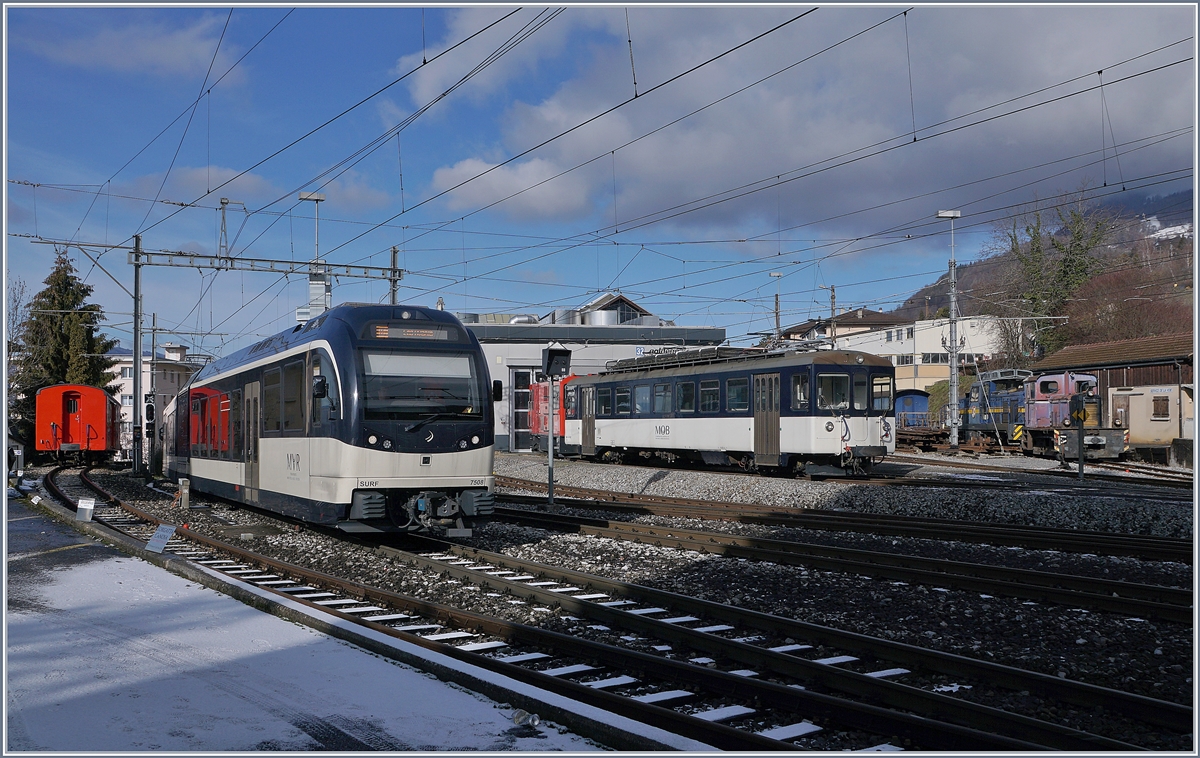 Der MVR ABeh 2/6 7508 erreicht als Regionalzug nach Les Avants Chernex. Weitaus interessanter ist jedoch ein Blick in die MOB Werkstätte recht im Bild. 

18. Jan. 2019